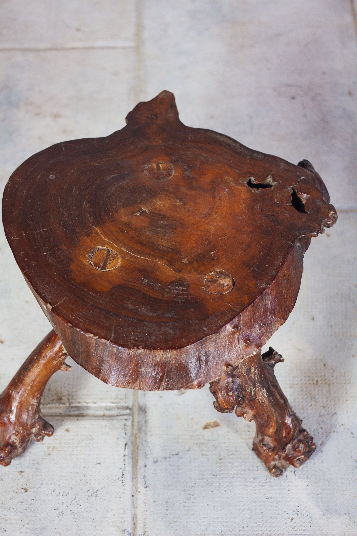 Table d'appoint tripode bois massif brutaliste
