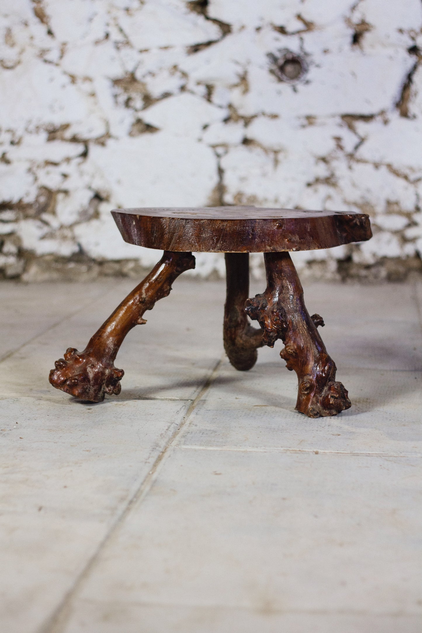 Table d'appoint tripode bois massif brutaliste
