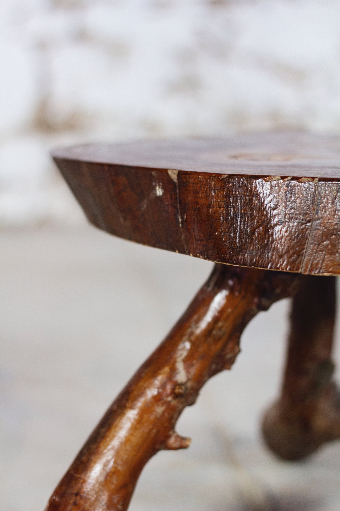 Table d'appoint tripode bois massif brutaliste