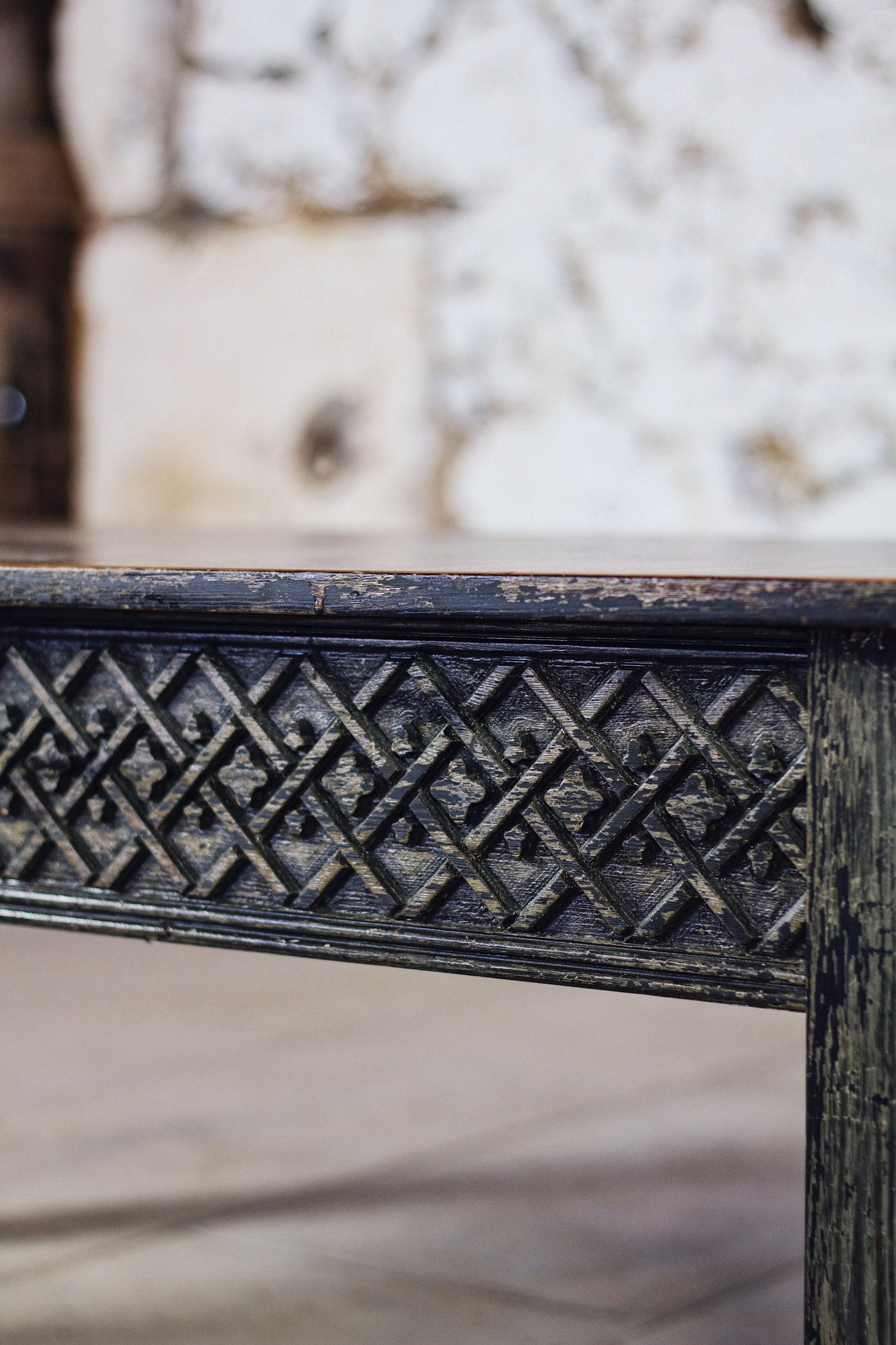 Table basse en bois sculptée indienne