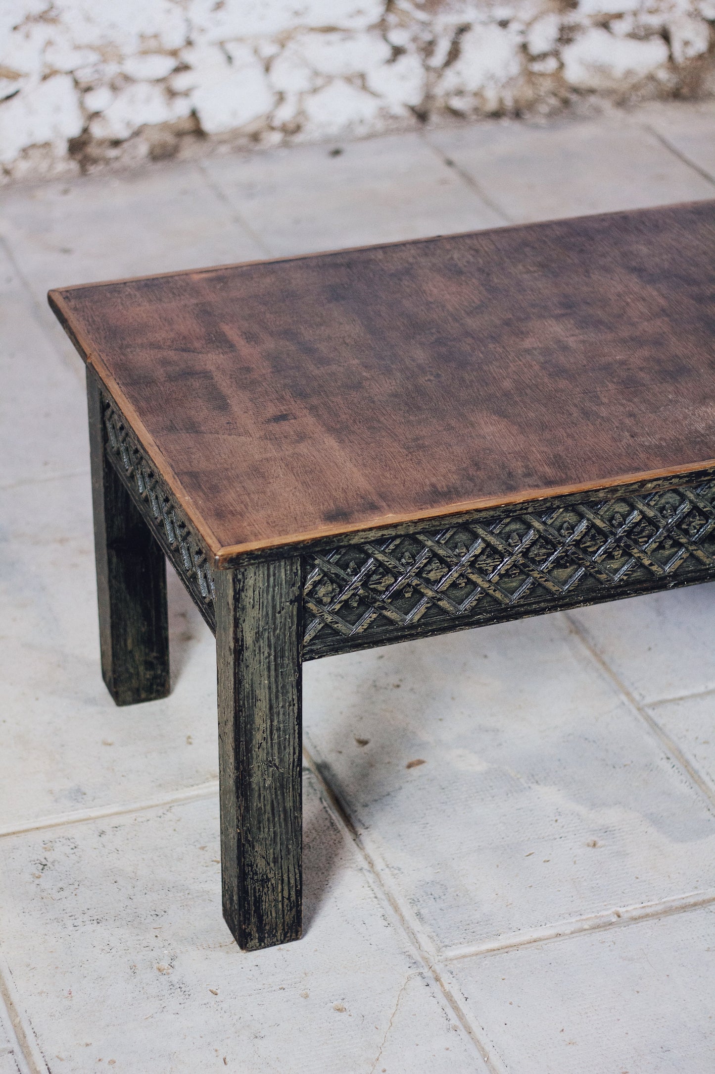 Table basse en bois sculptée indienne