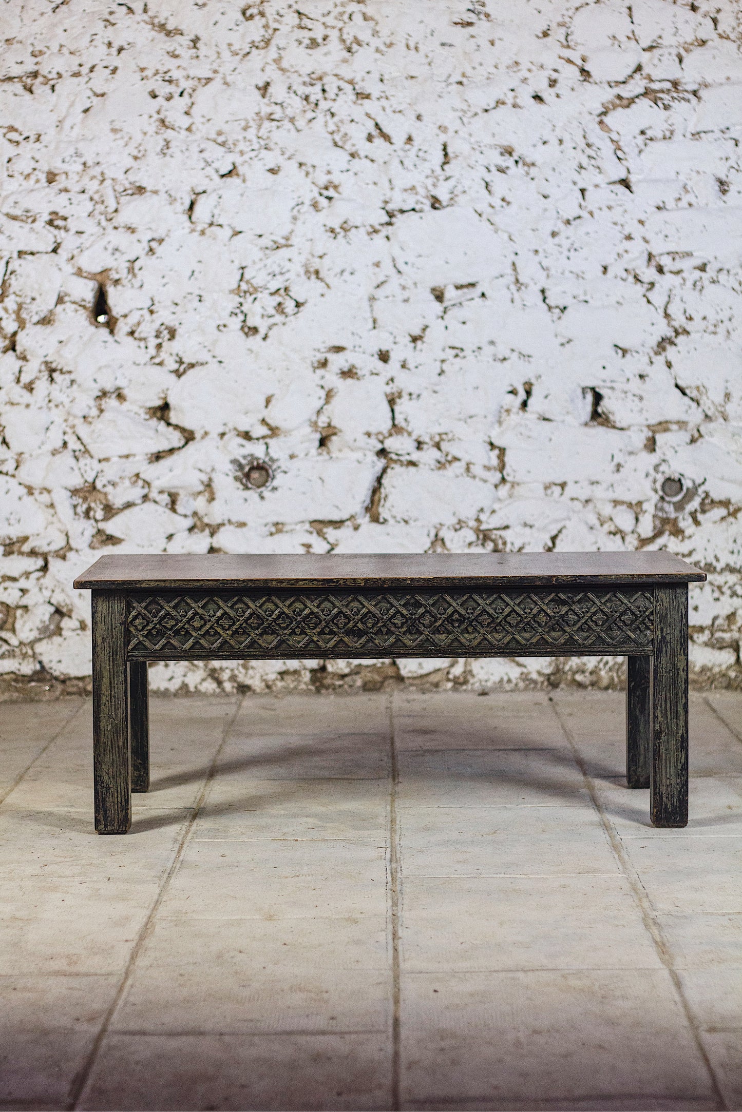 Table basse en bois sculptée indienne