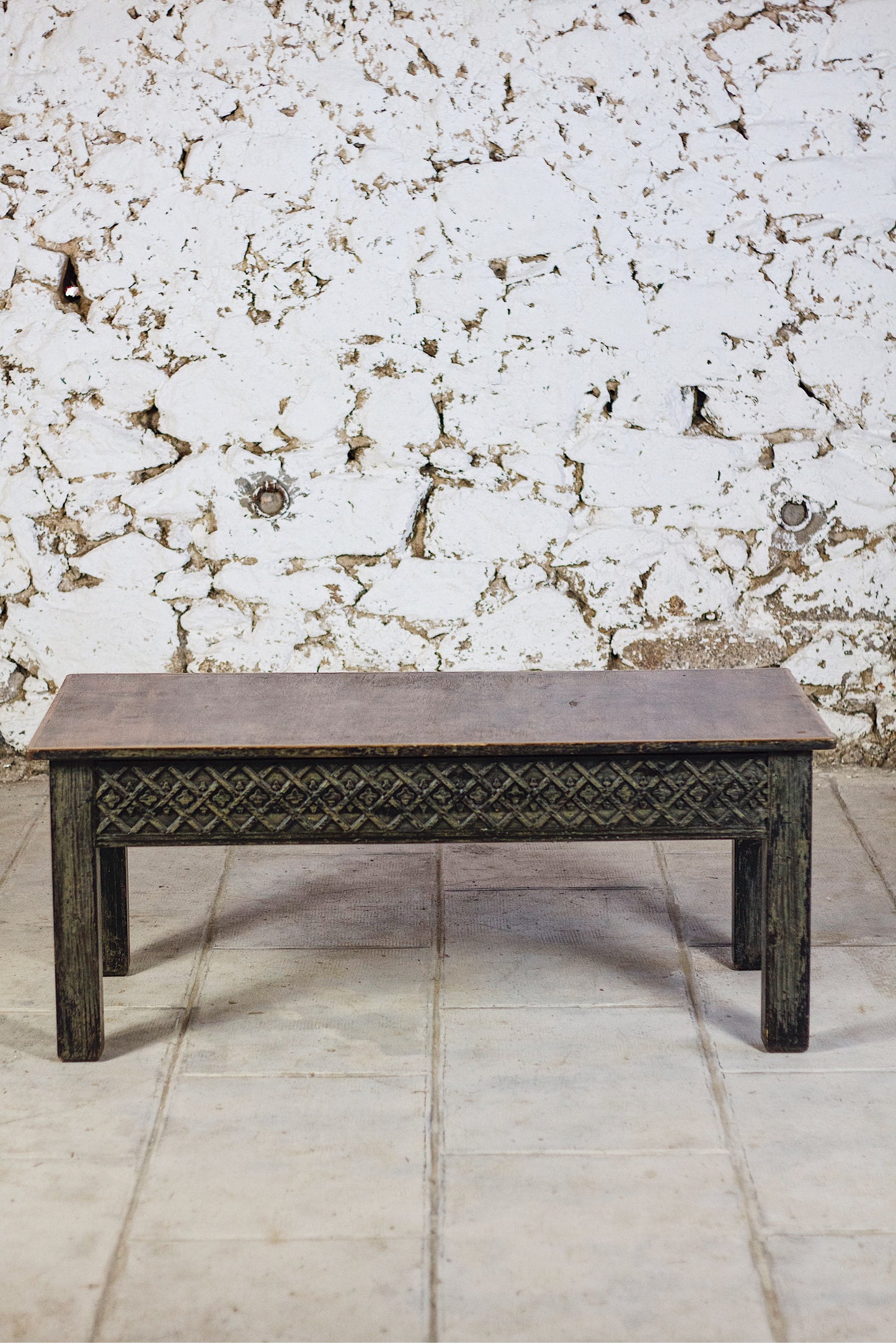 Table basse en bois sculptée indienne