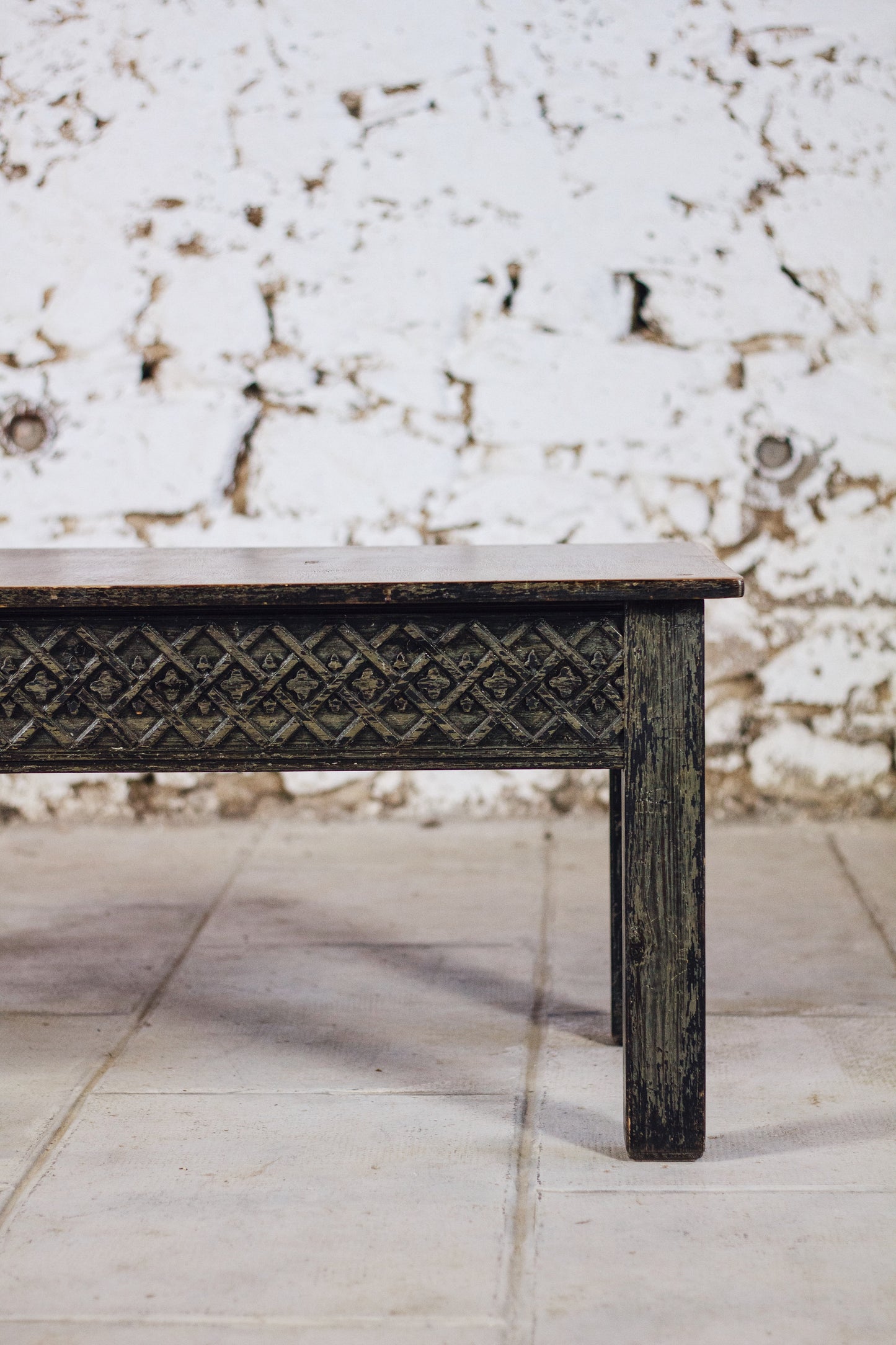 Table basse en bois sculptée indienne