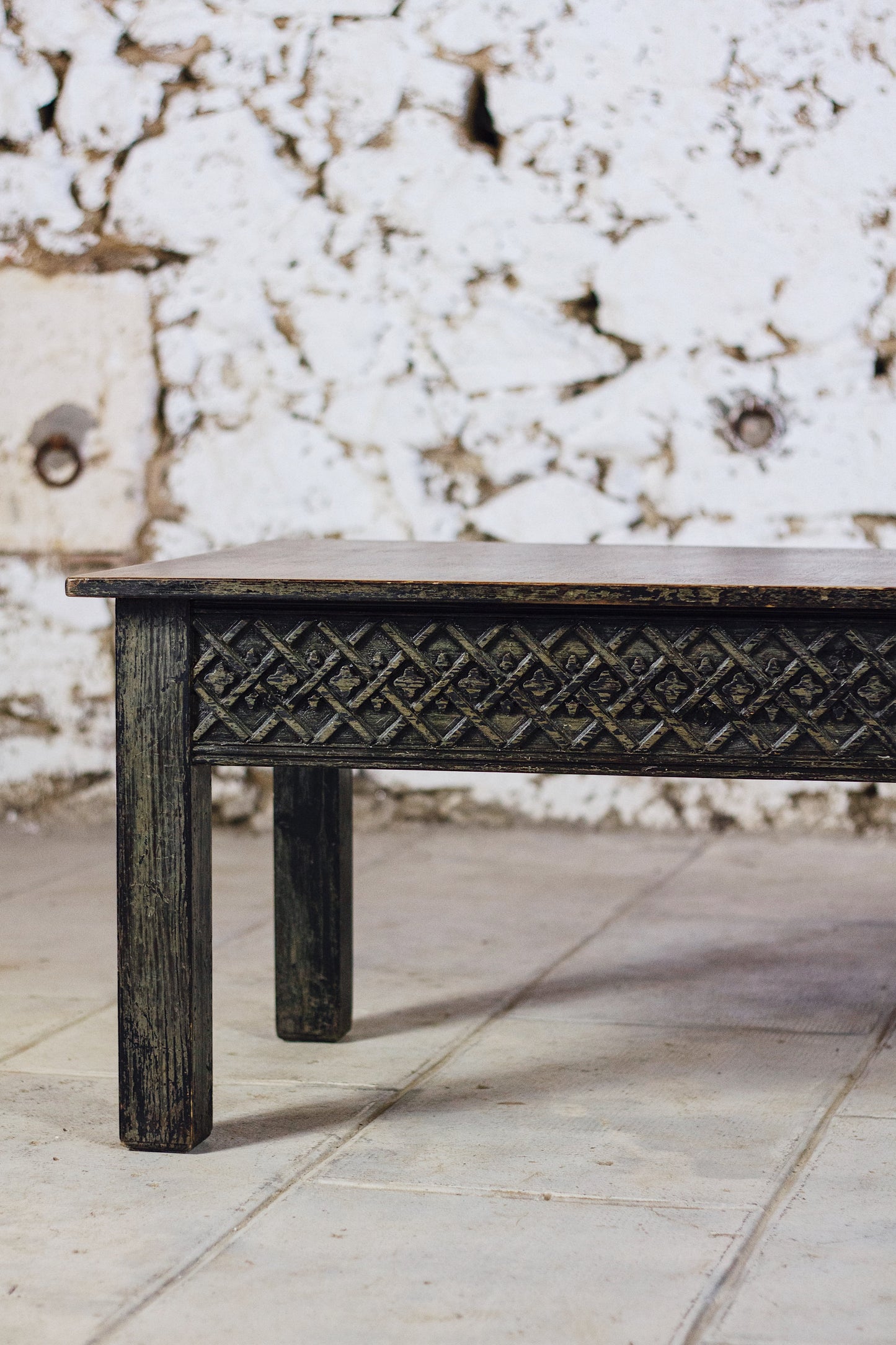 Table basse en bois sculptée indienne
