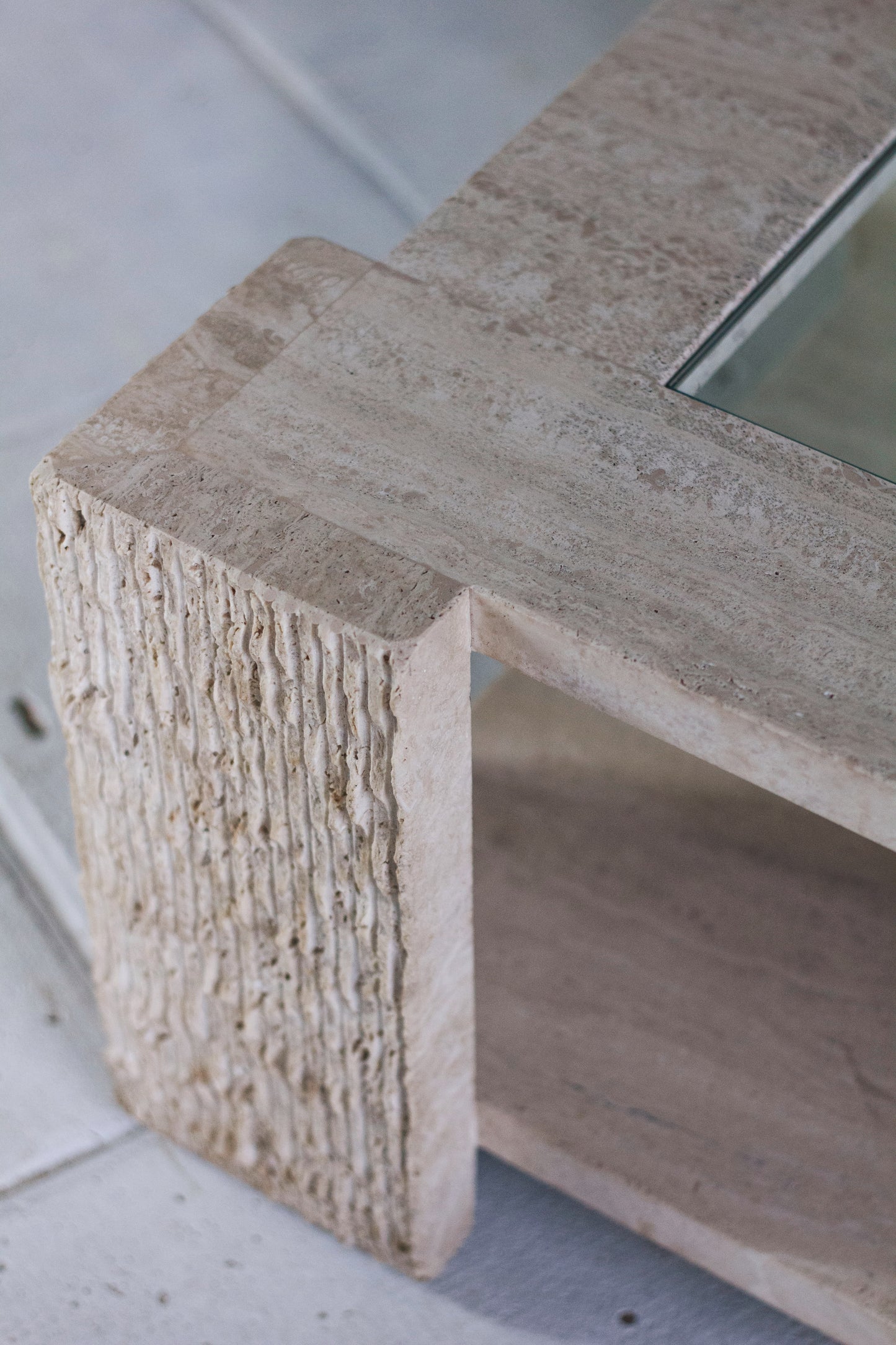 Table basse en travertin et verre par Claude Berraldacci