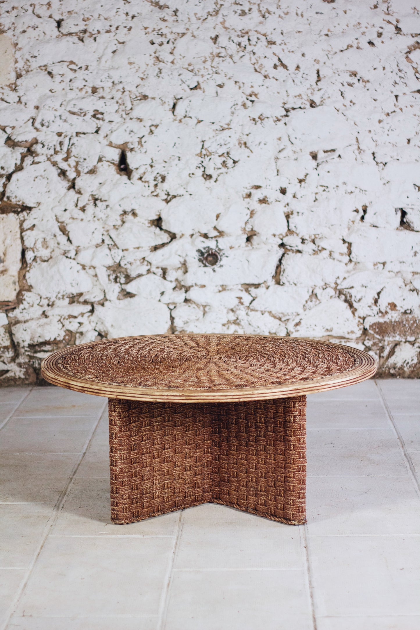 Table basse ronde en corde tressée et rotin, 1970