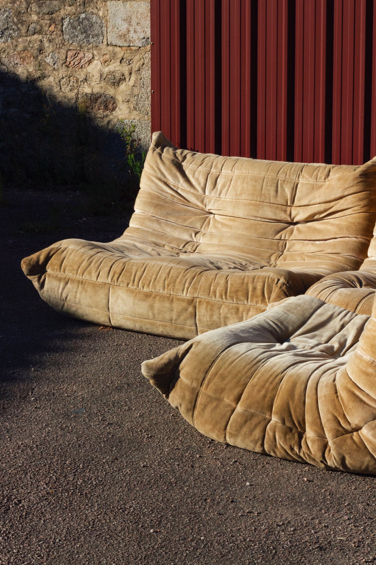 Canapé Togo 2 places en velours beige par Michel Ducaroy, LIGNE ROSET, 1973