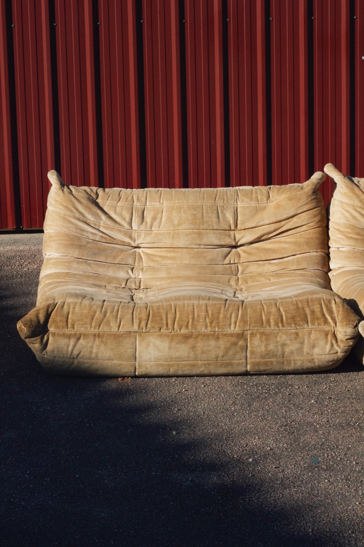 Canapé Togo 2 places en velours beige par Michel Ducaroy, LIGNE ROSET, 1973