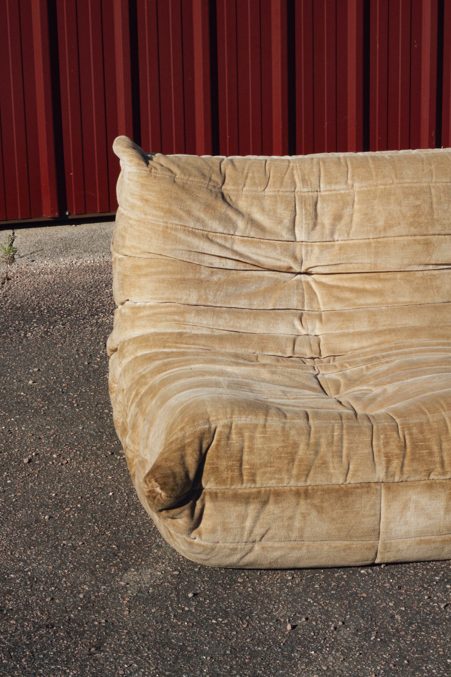 Canapé Togo 2 places en velours beige par Michel Ducaroy, LIGNE ROSET, 1973