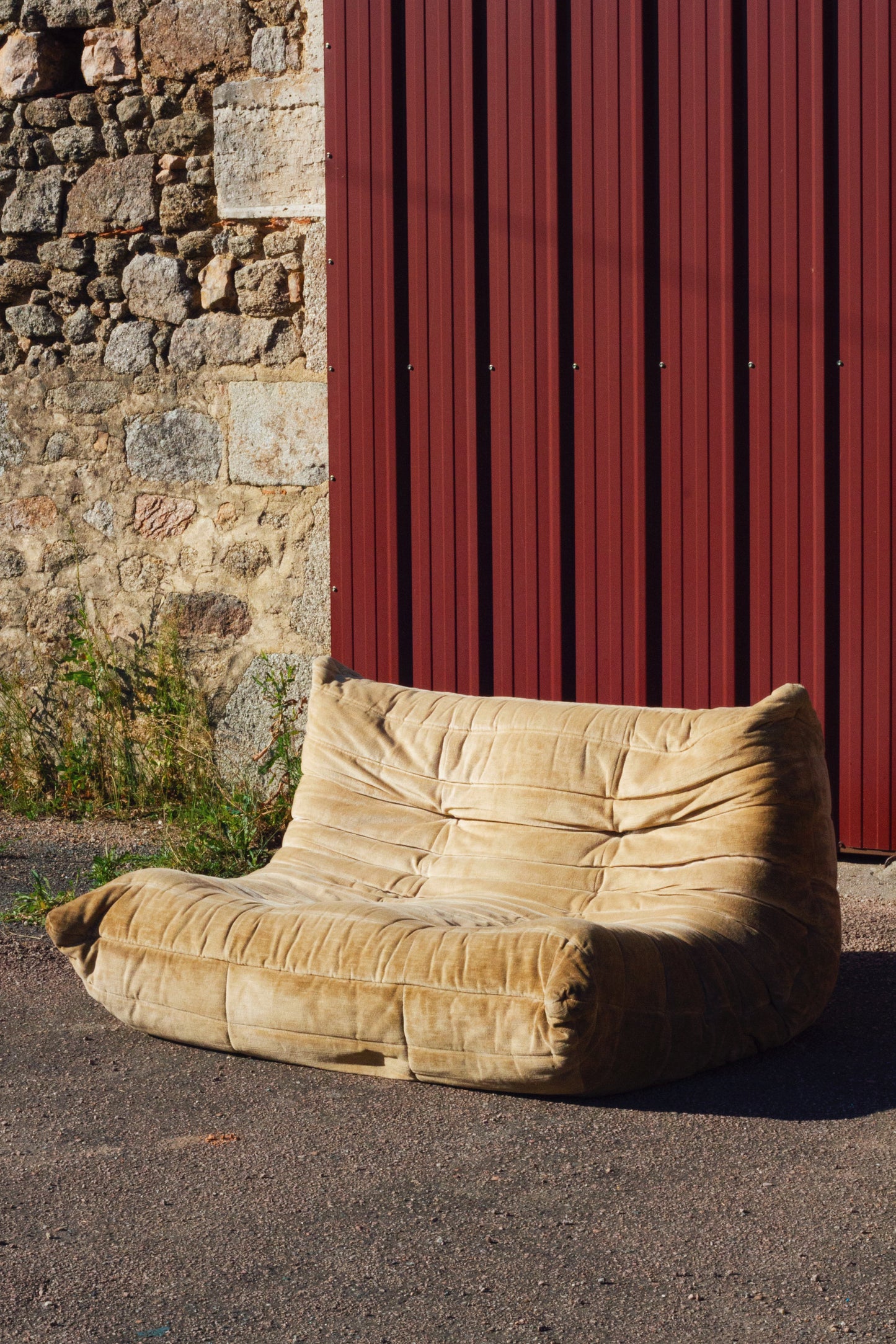 Canapé Togo 2 places en velours beige par Michel Ducaroy, LIGNE ROSET, 1973