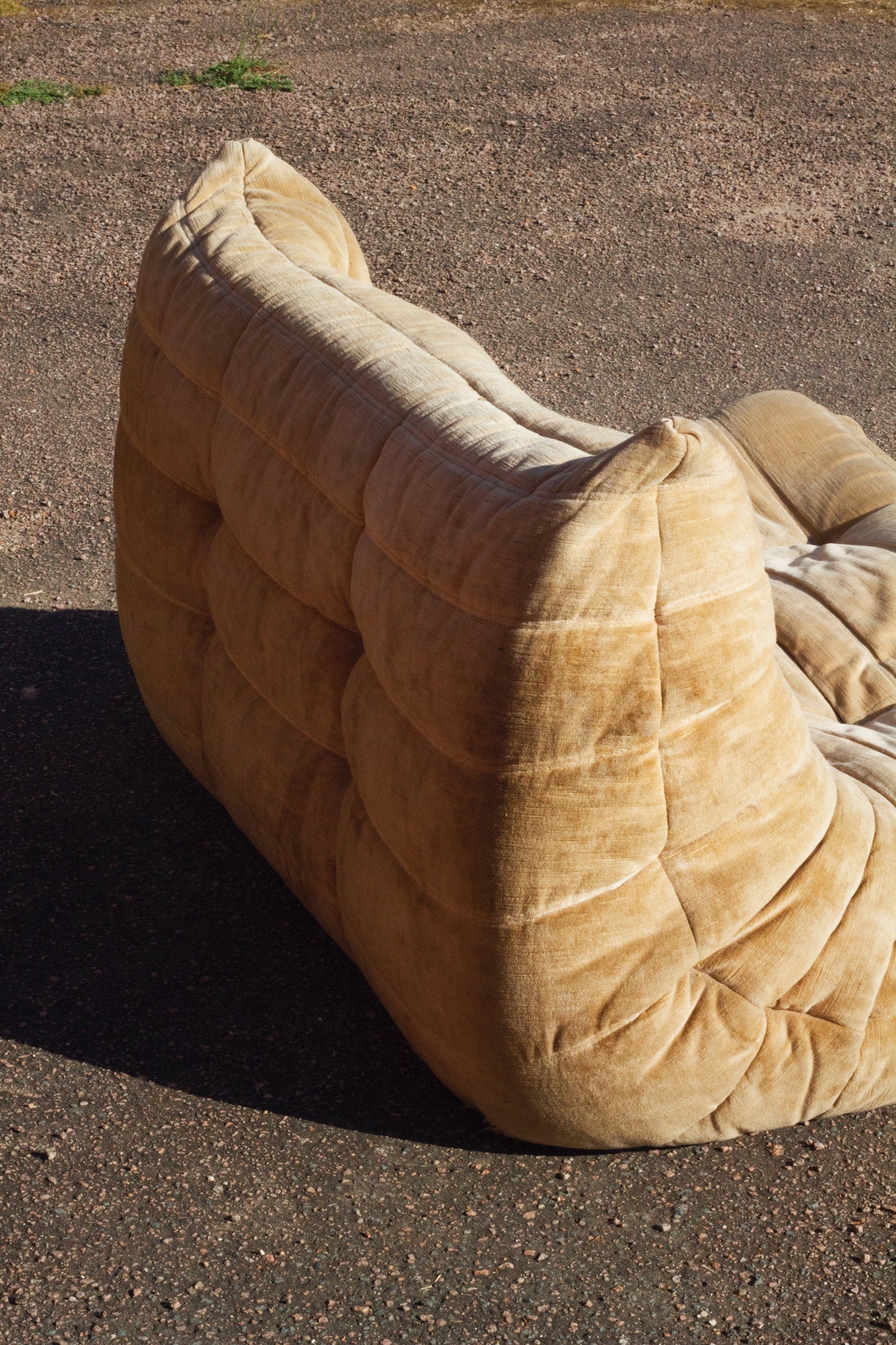 Canapé Togo 2 places en velours beige par Michel Ducaroy, LIGNE ROSET, 1973
