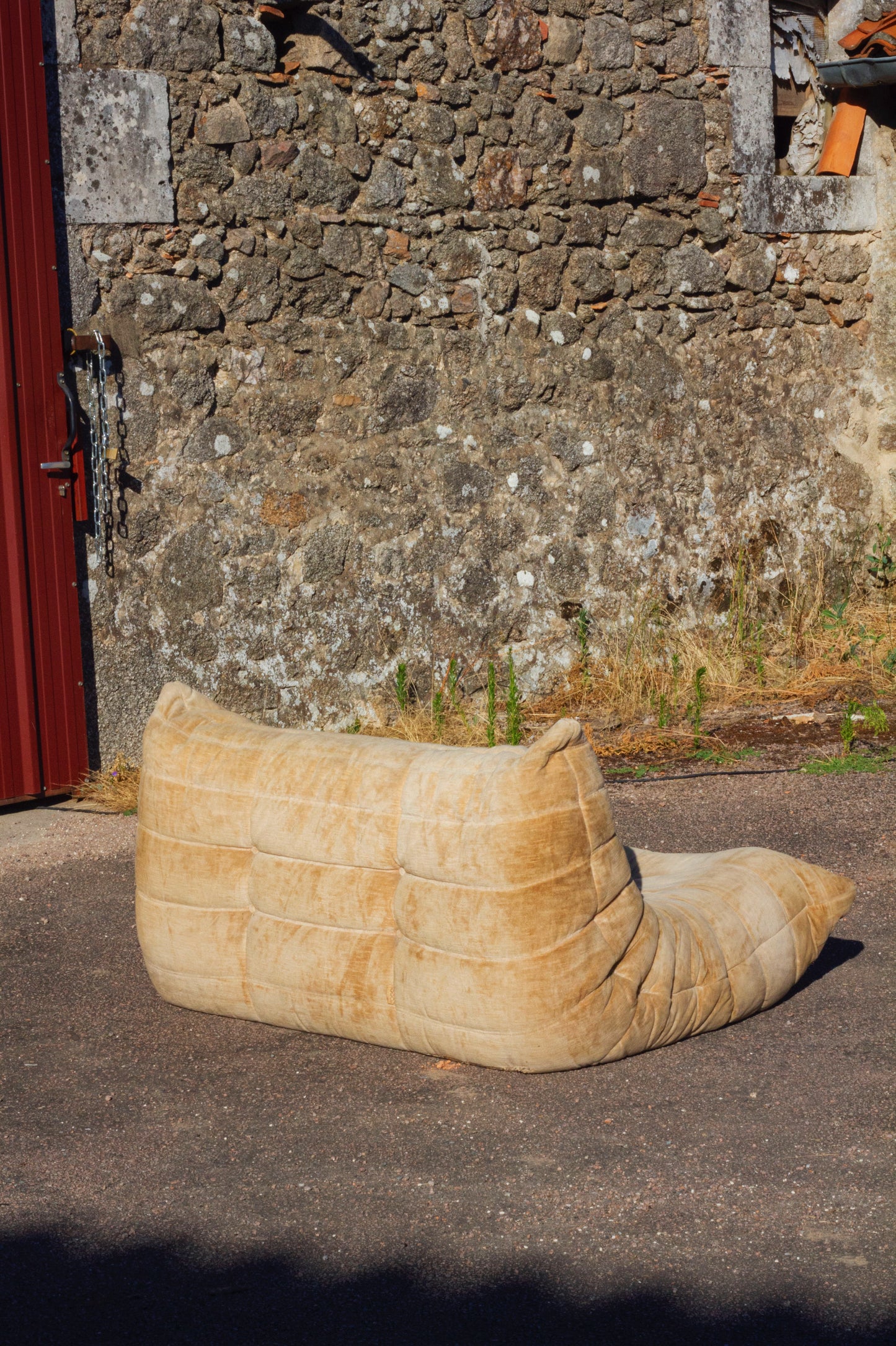 Canapé Togo 2 places en velours beige par Michel Ducaroy, LIGNE ROSET, 1973