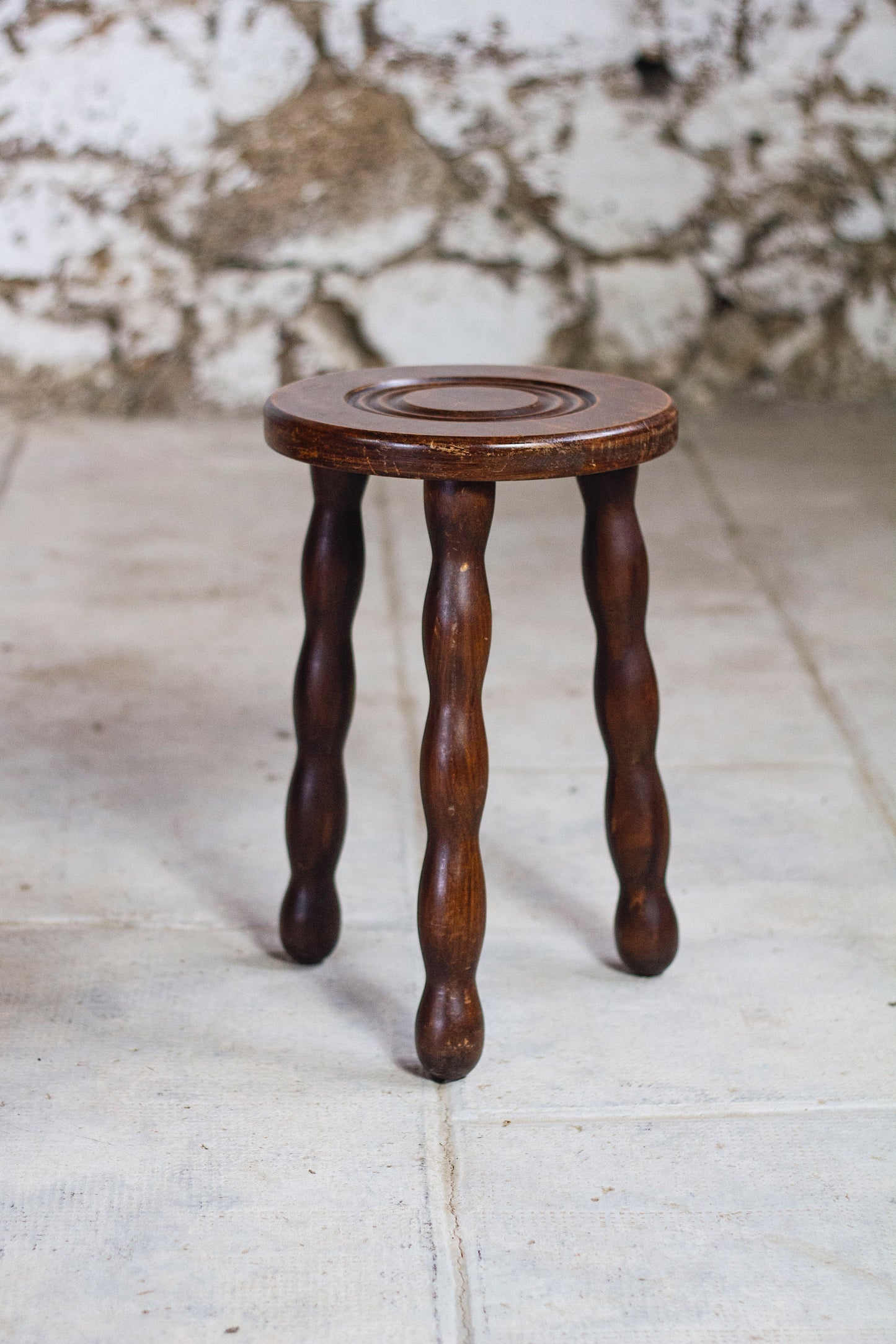 Tabouret tripode en bois tourné Charles Dudouyt, 1950