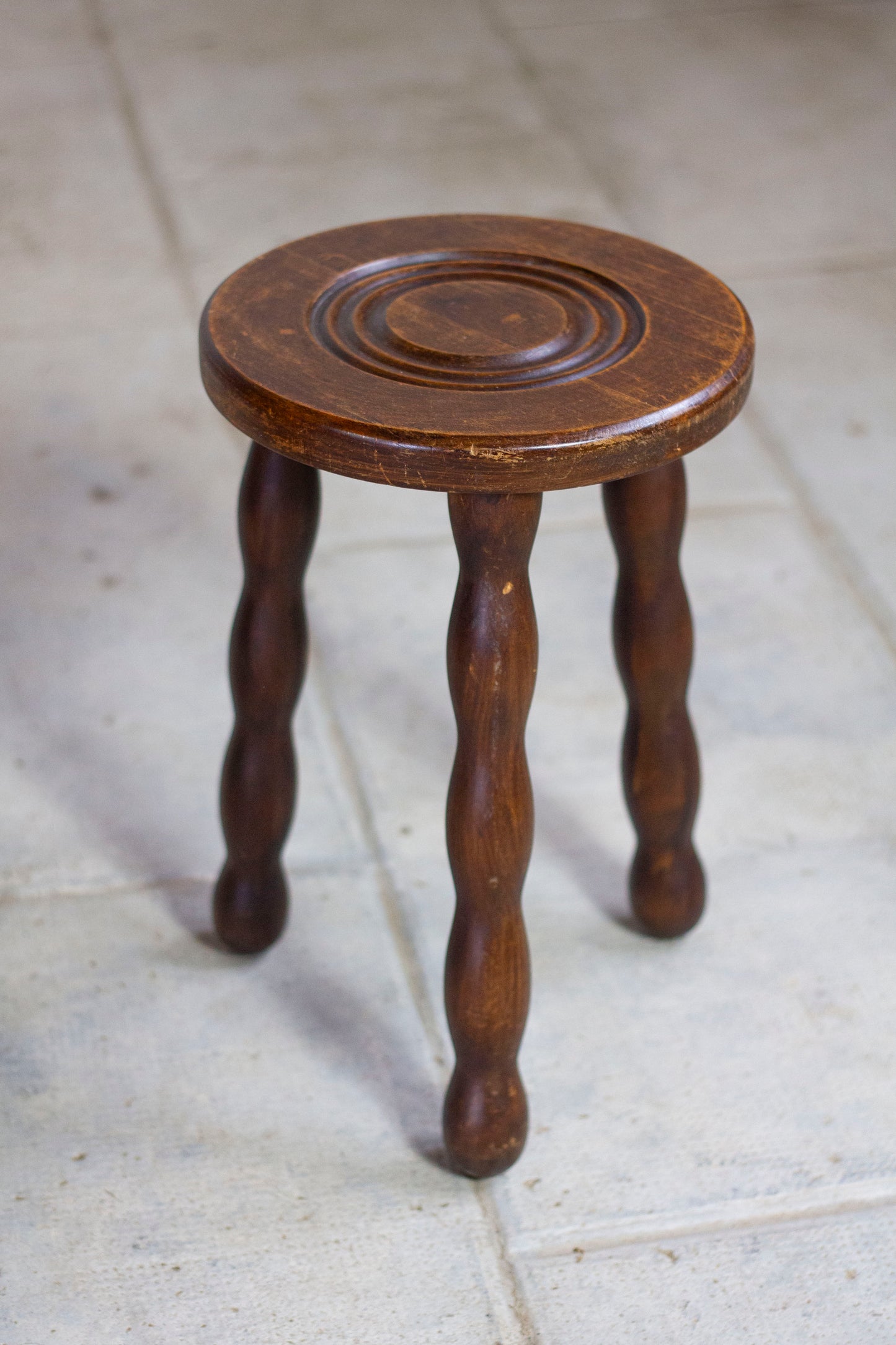 Tabouret tripode en bois tourné Charles Dudouyt, 1950