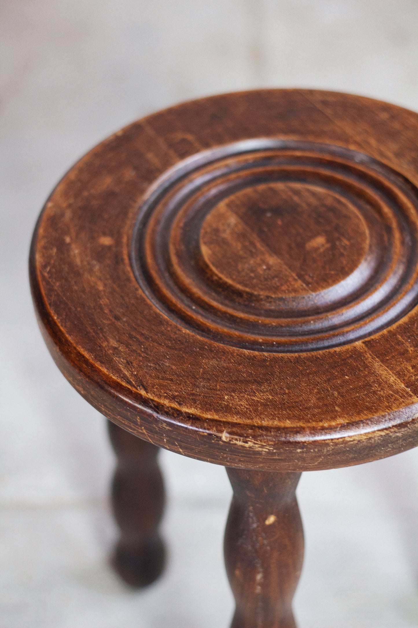 Tabouret tripode en bois tourné Charles Dudouyt, 1950
