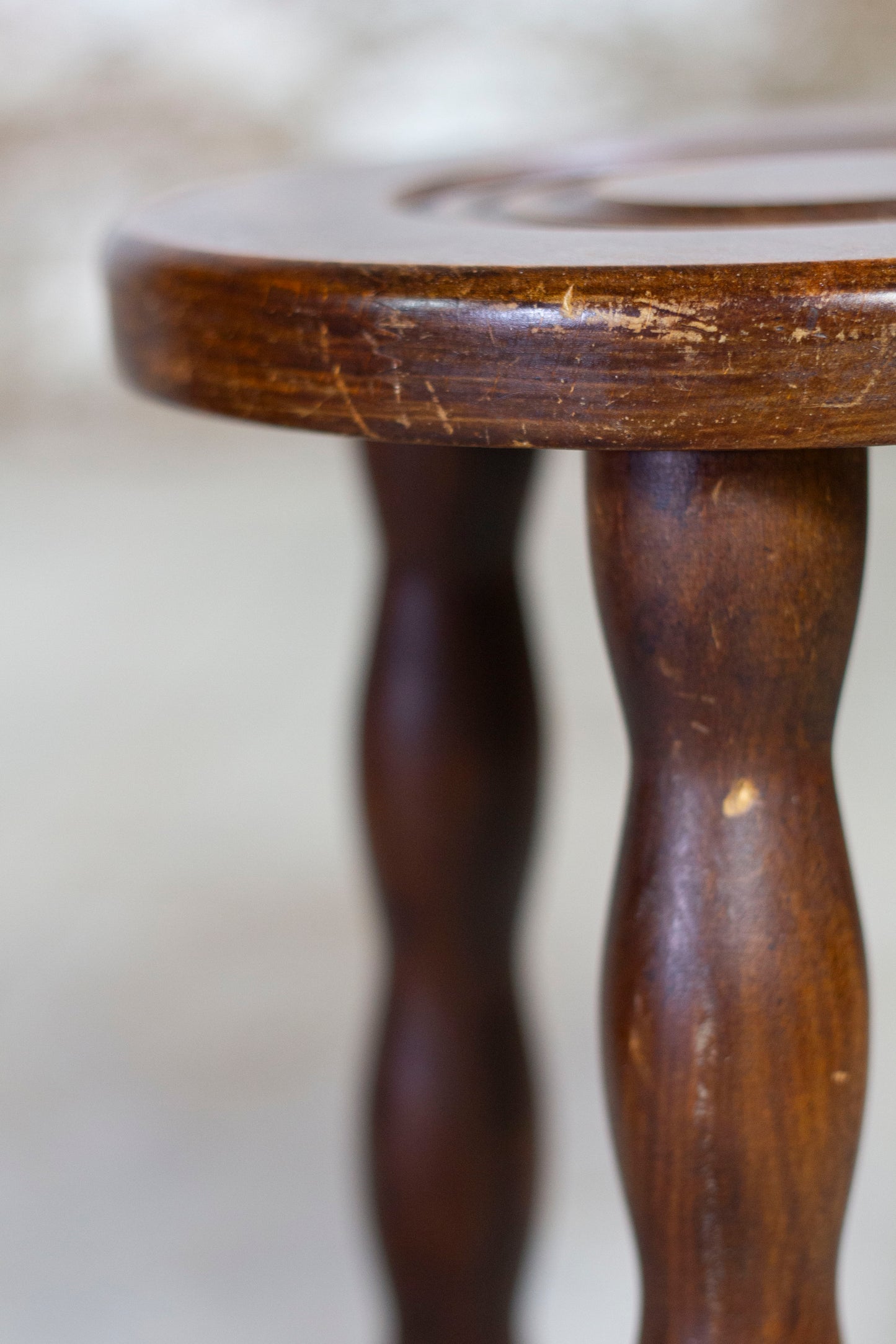Tabouret tripode en bois tourné Charles Dudouyt, 1950