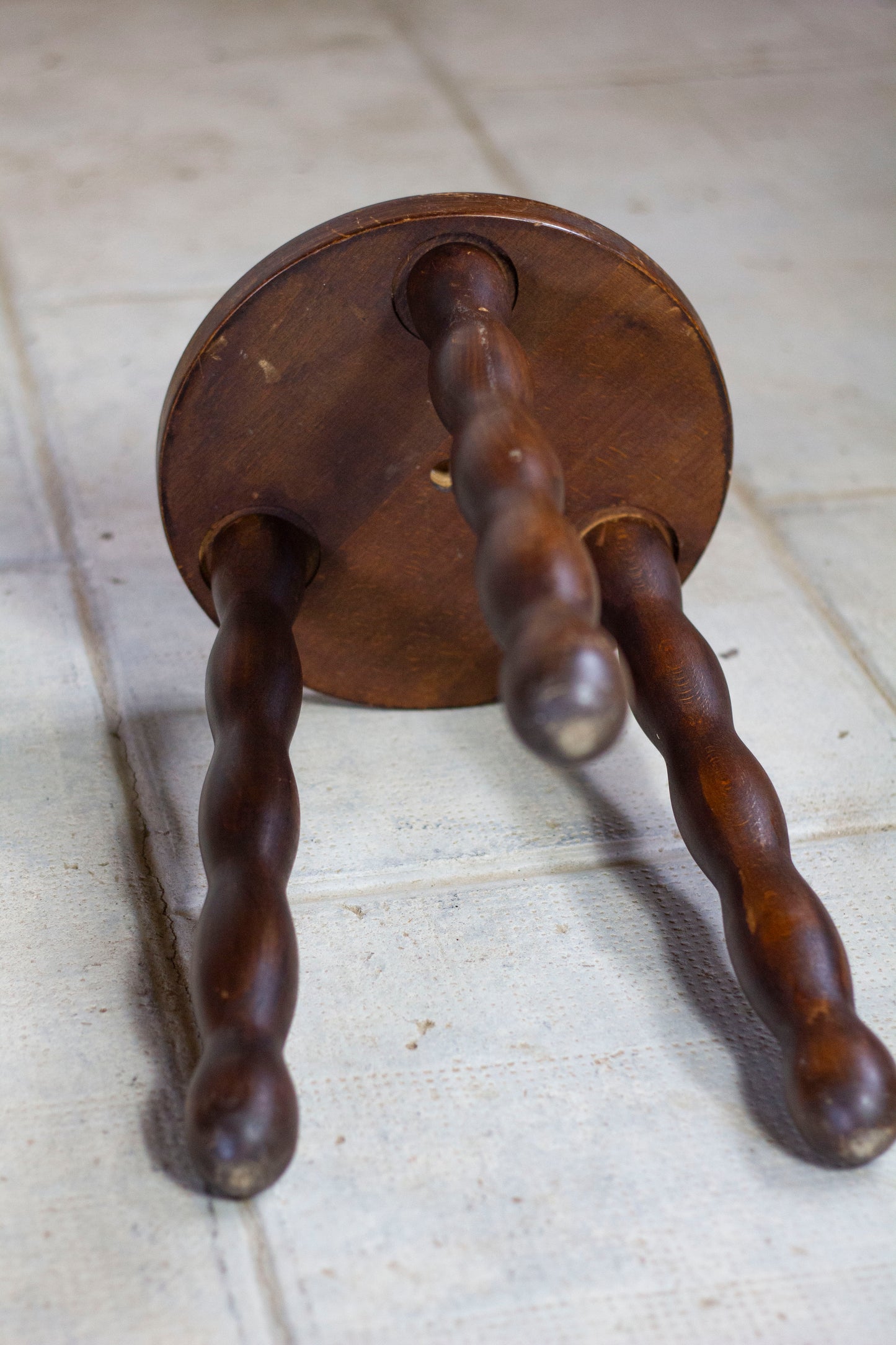 Tabouret tripode en bois tourné Charles Dudouyt, 1950