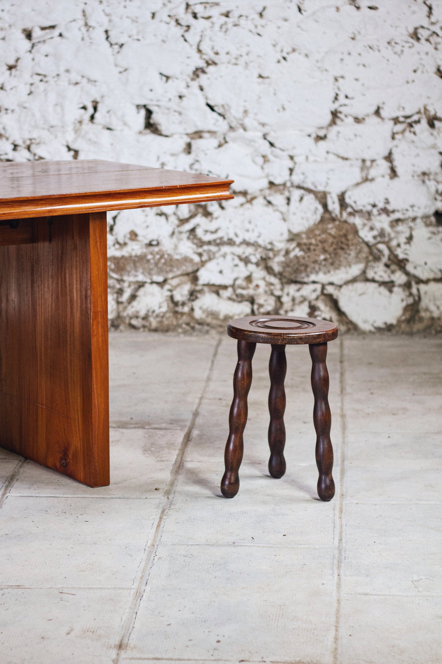 Tabouret tripode en bois tourné Charles Dudouyt, 1950