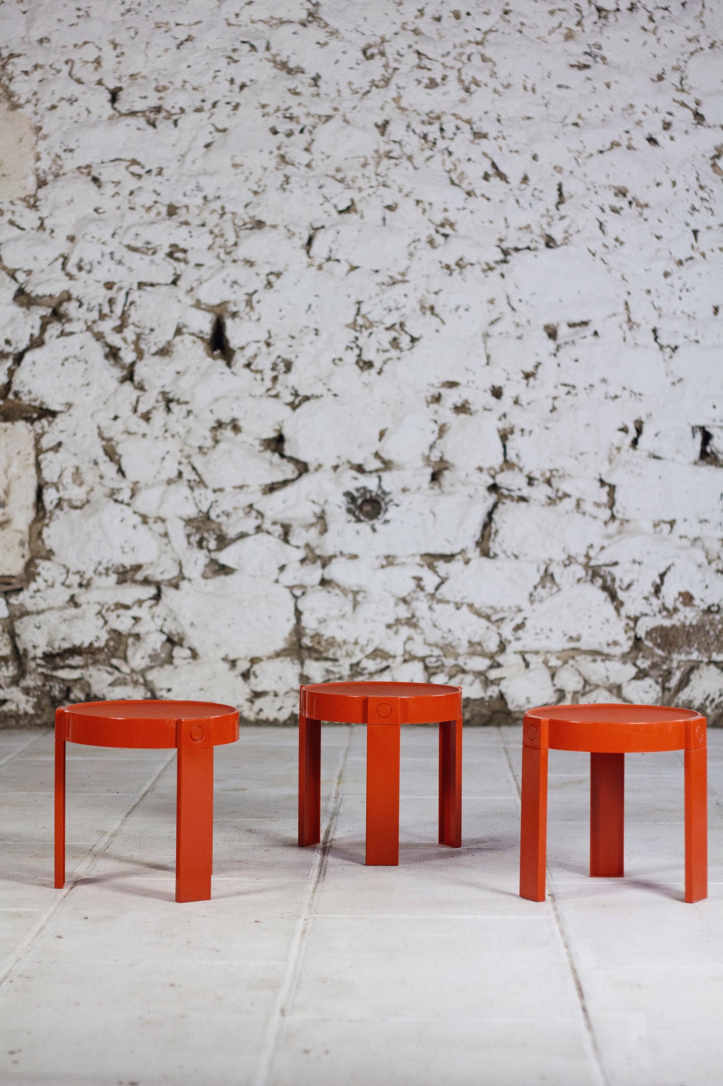 Trois tables gigognes en plastique orange par Prisunic, 1970