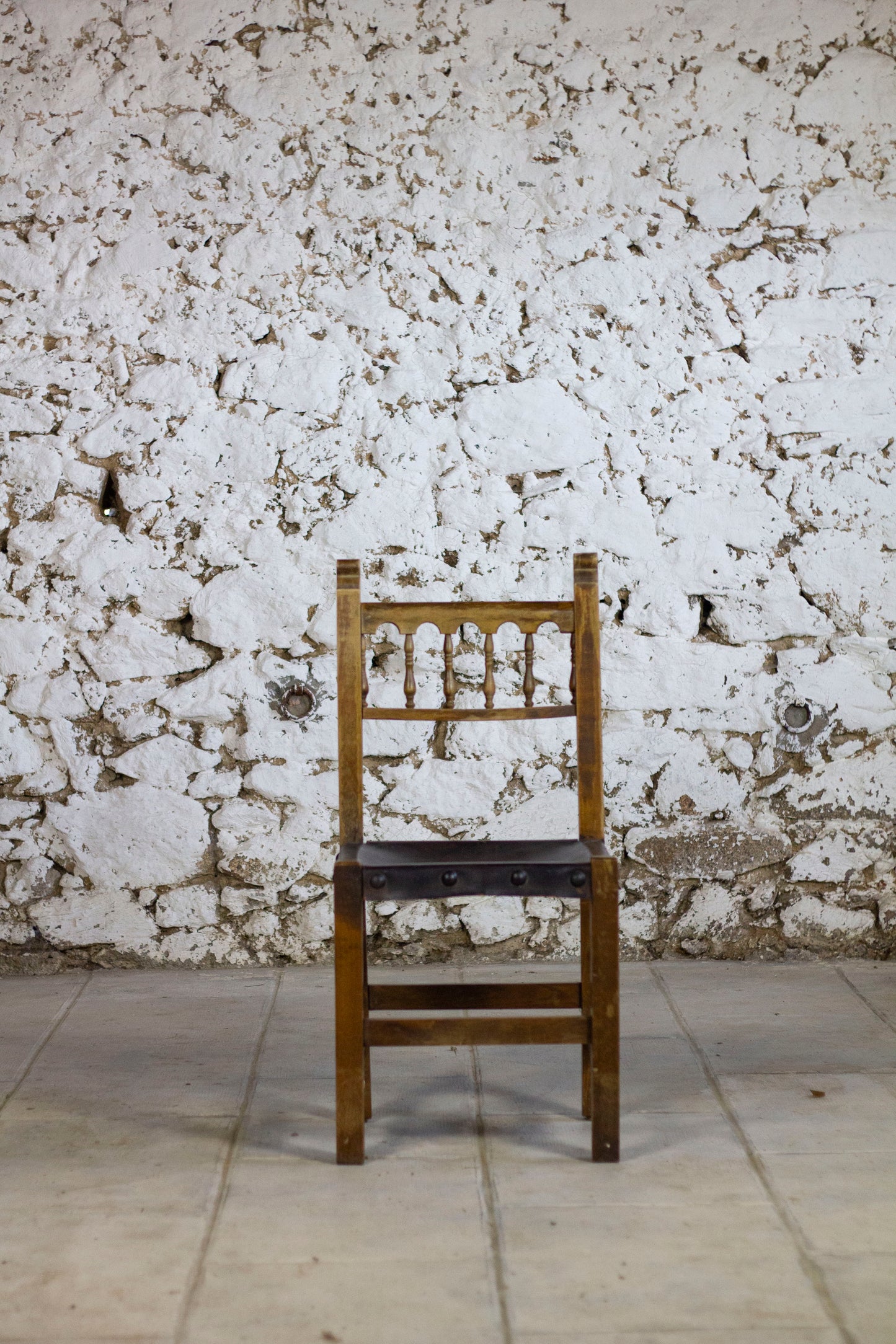 Chaise espagnole brutaliste en chêne et cuir
