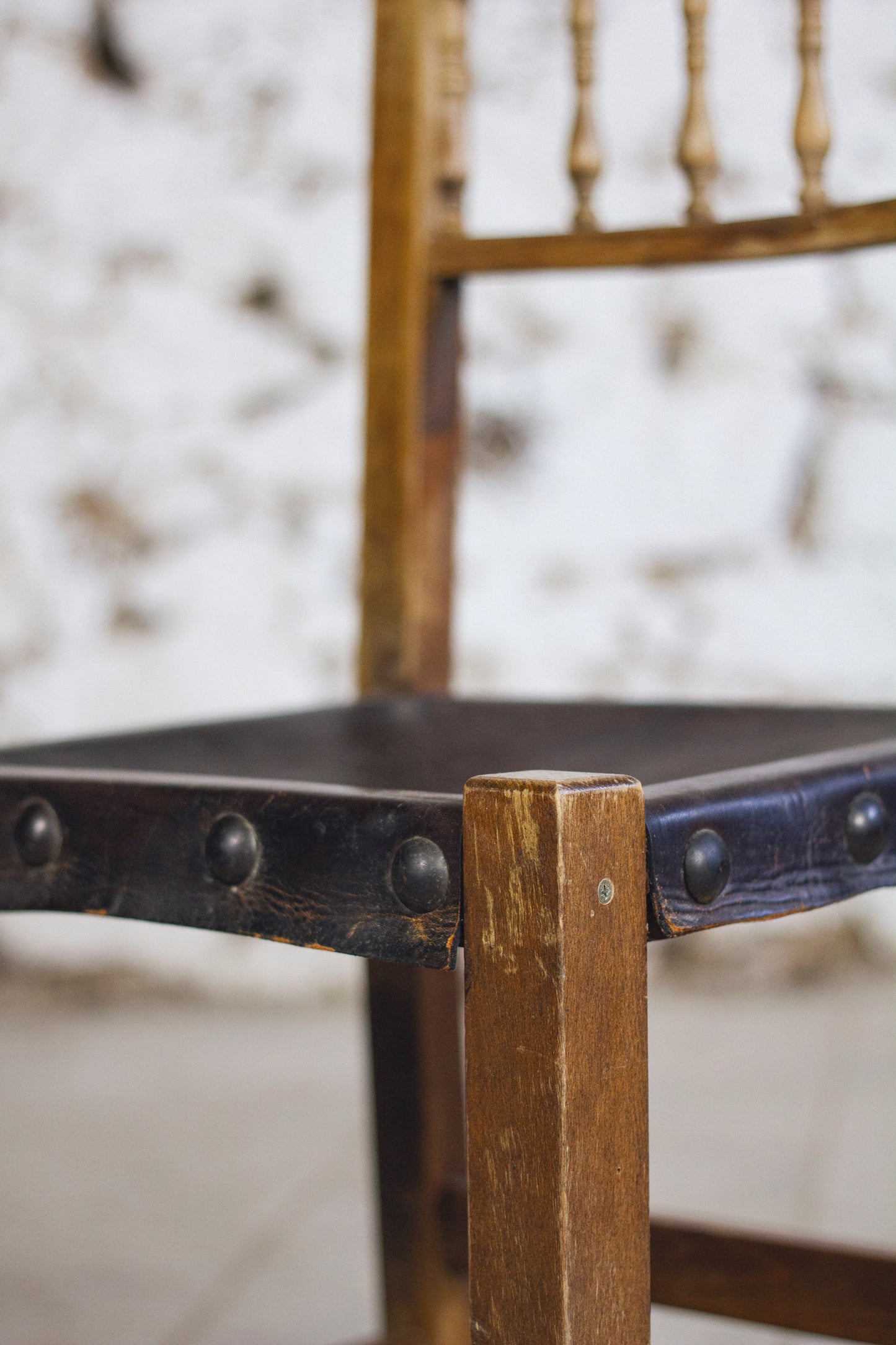 Chaise espagnole brutaliste en chêne et cuir