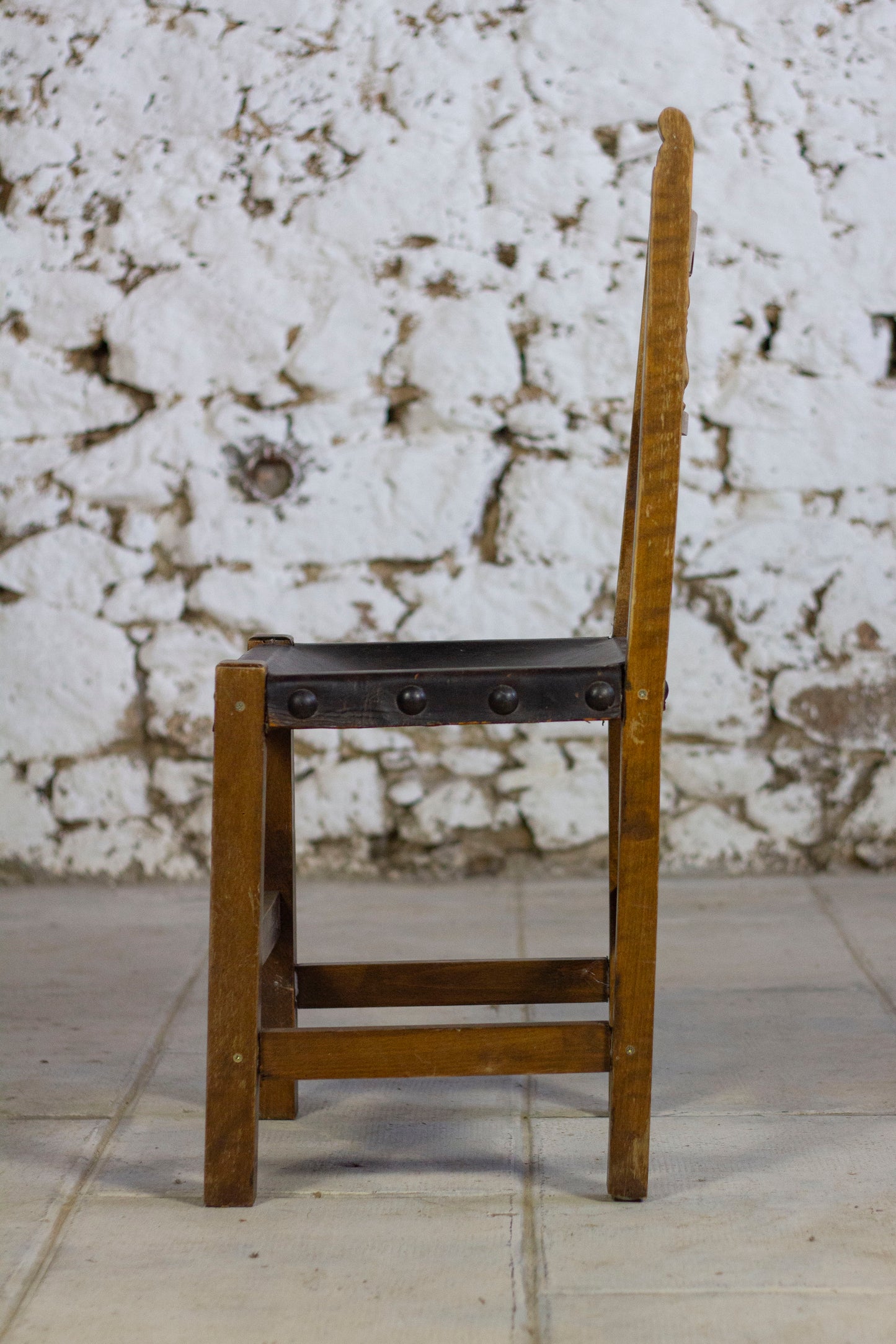 Chaise espagnole brutaliste en chêne et cuir