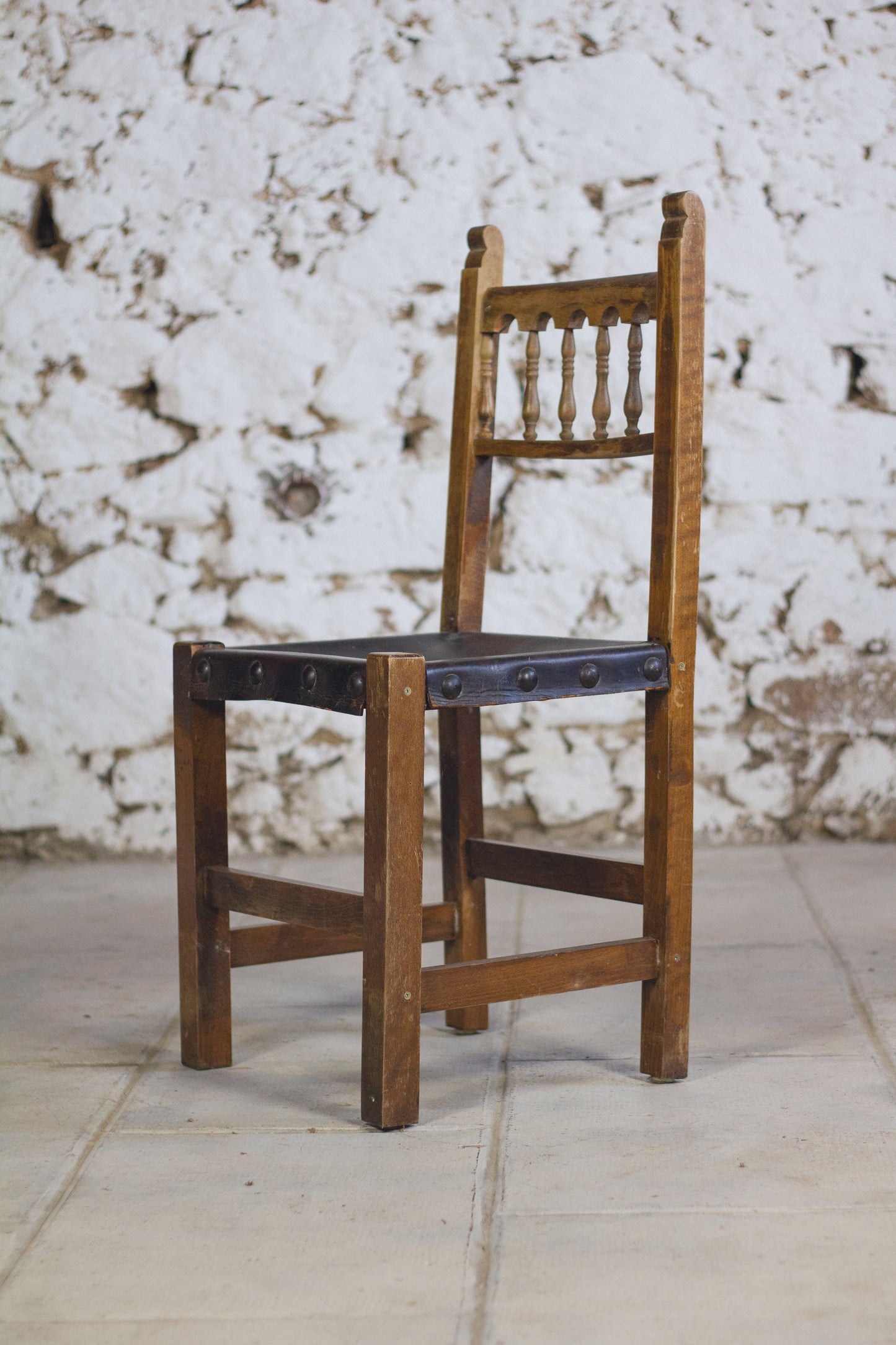 Chaise espagnole brutaliste en chêne et cuir