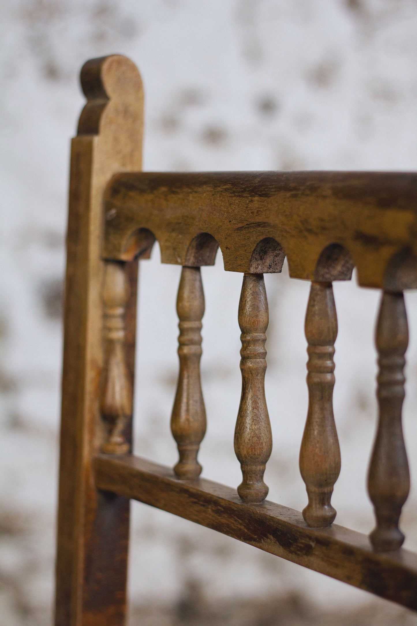 Chaise espagnole brutaliste en chêne et cuir