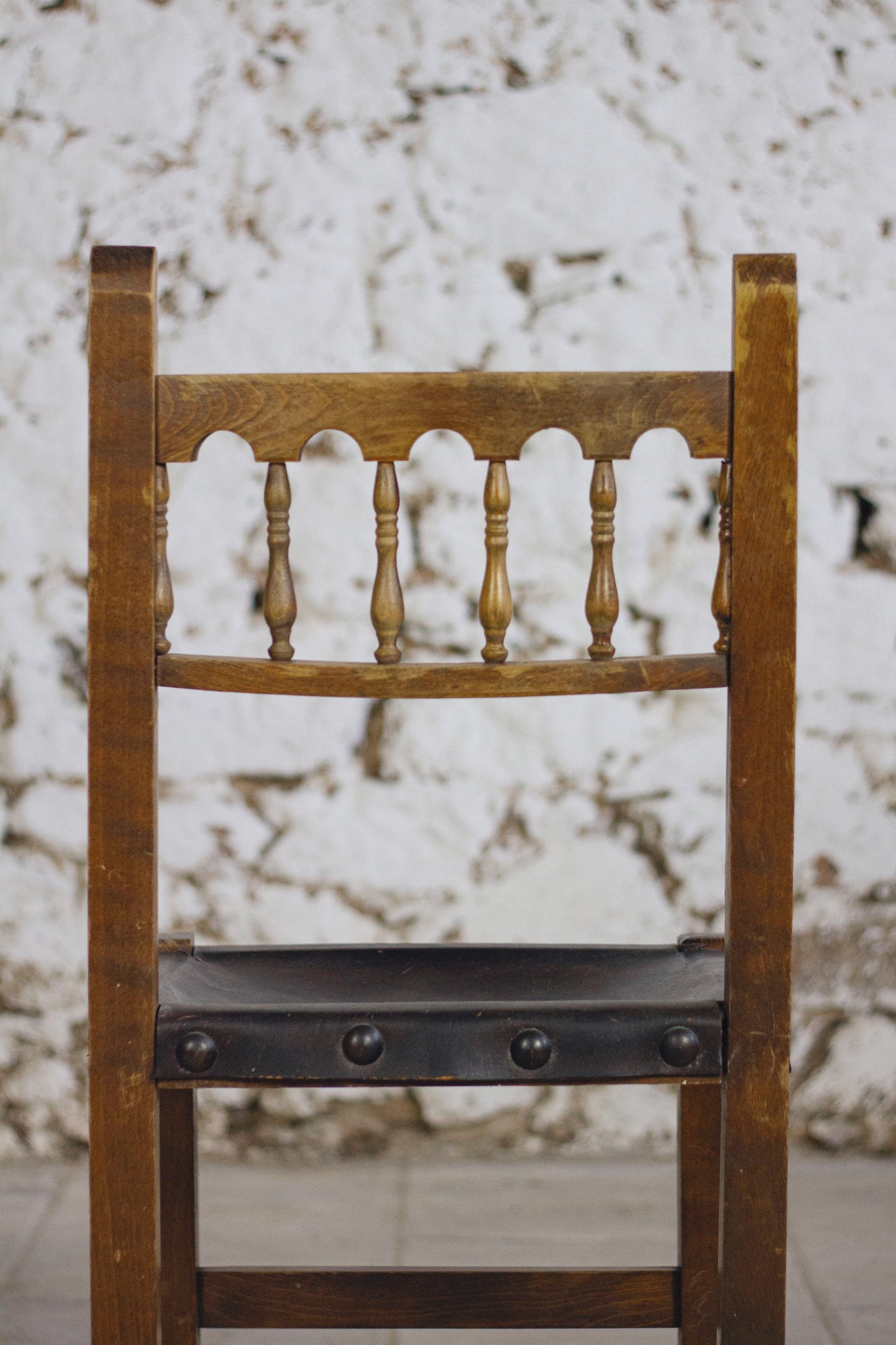 Chaise espagnole brutaliste en chêne et cuir