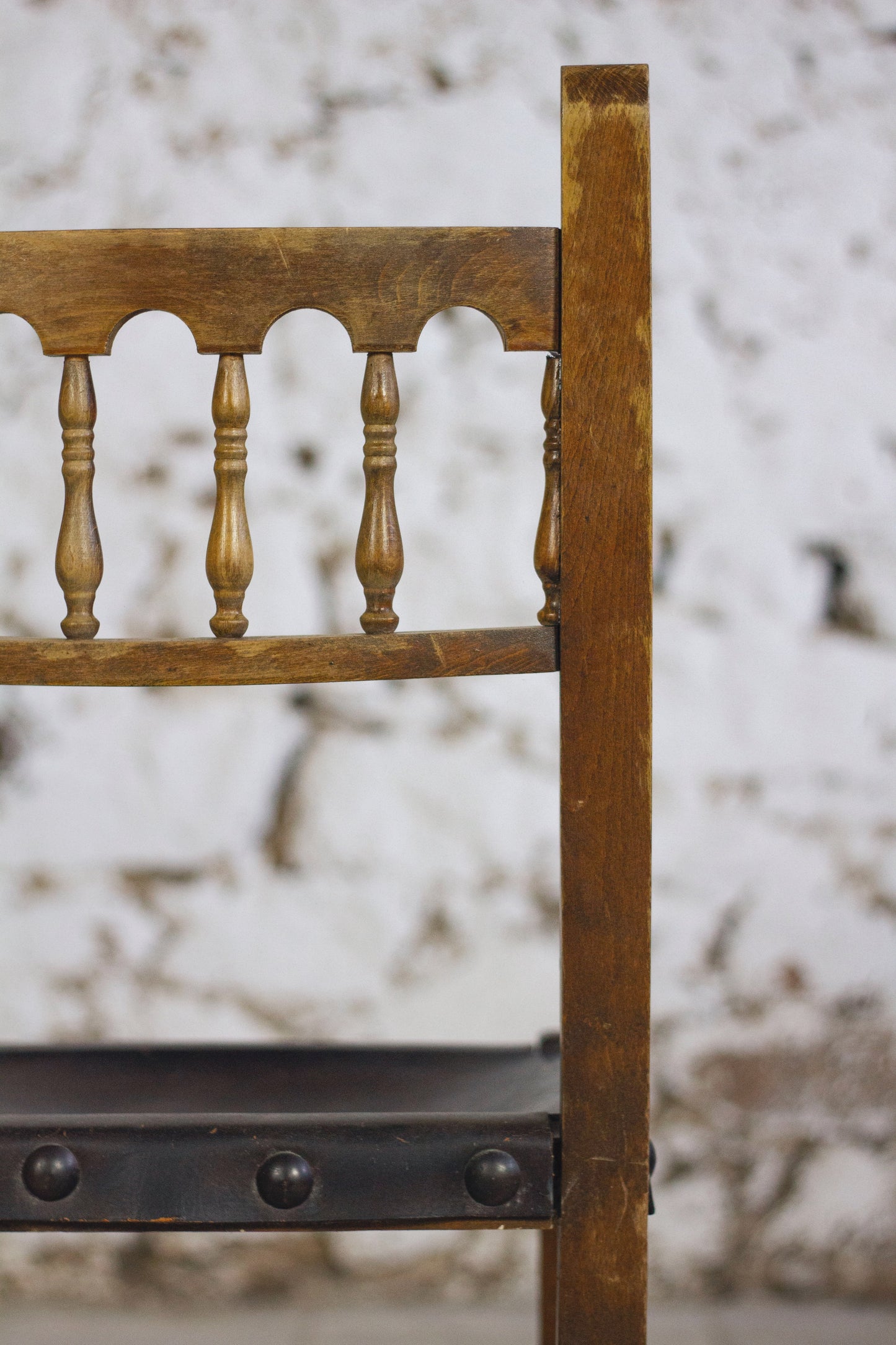 Chaise espagnole brutaliste en chêne et cuir