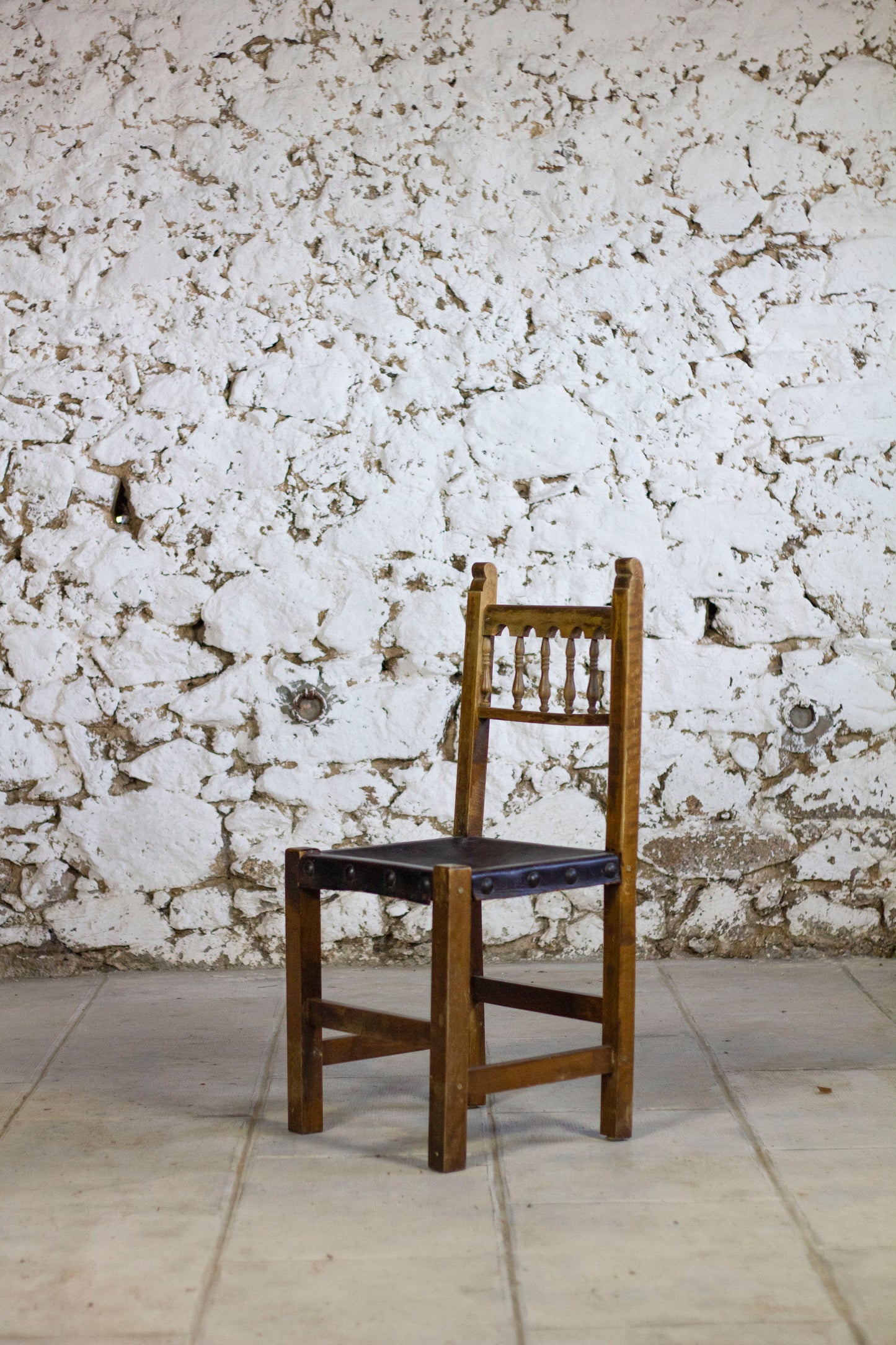Chaise espagnole brutaliste en chêne et cuir