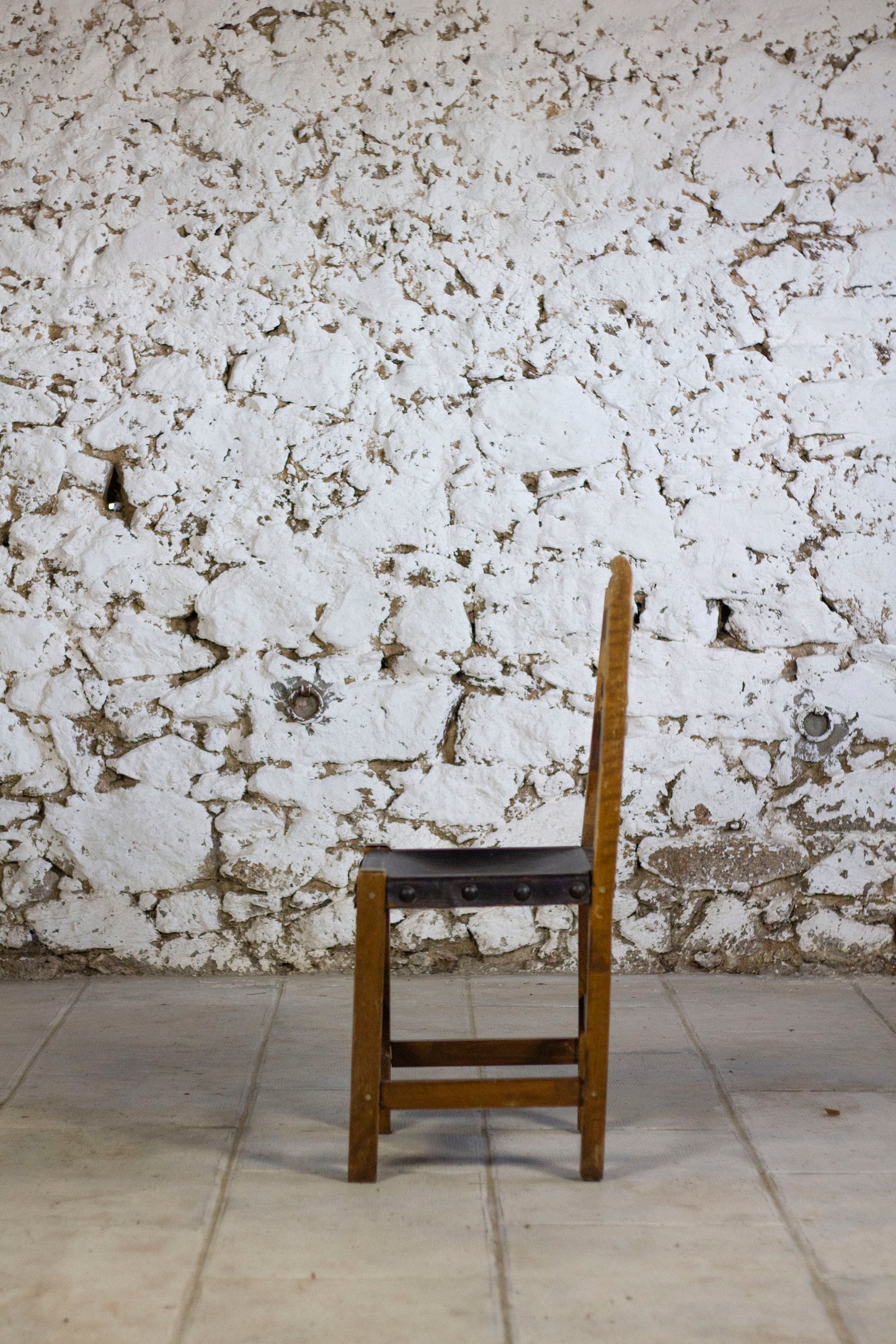 Chaise espagnole brutaliste en chêne et cuir