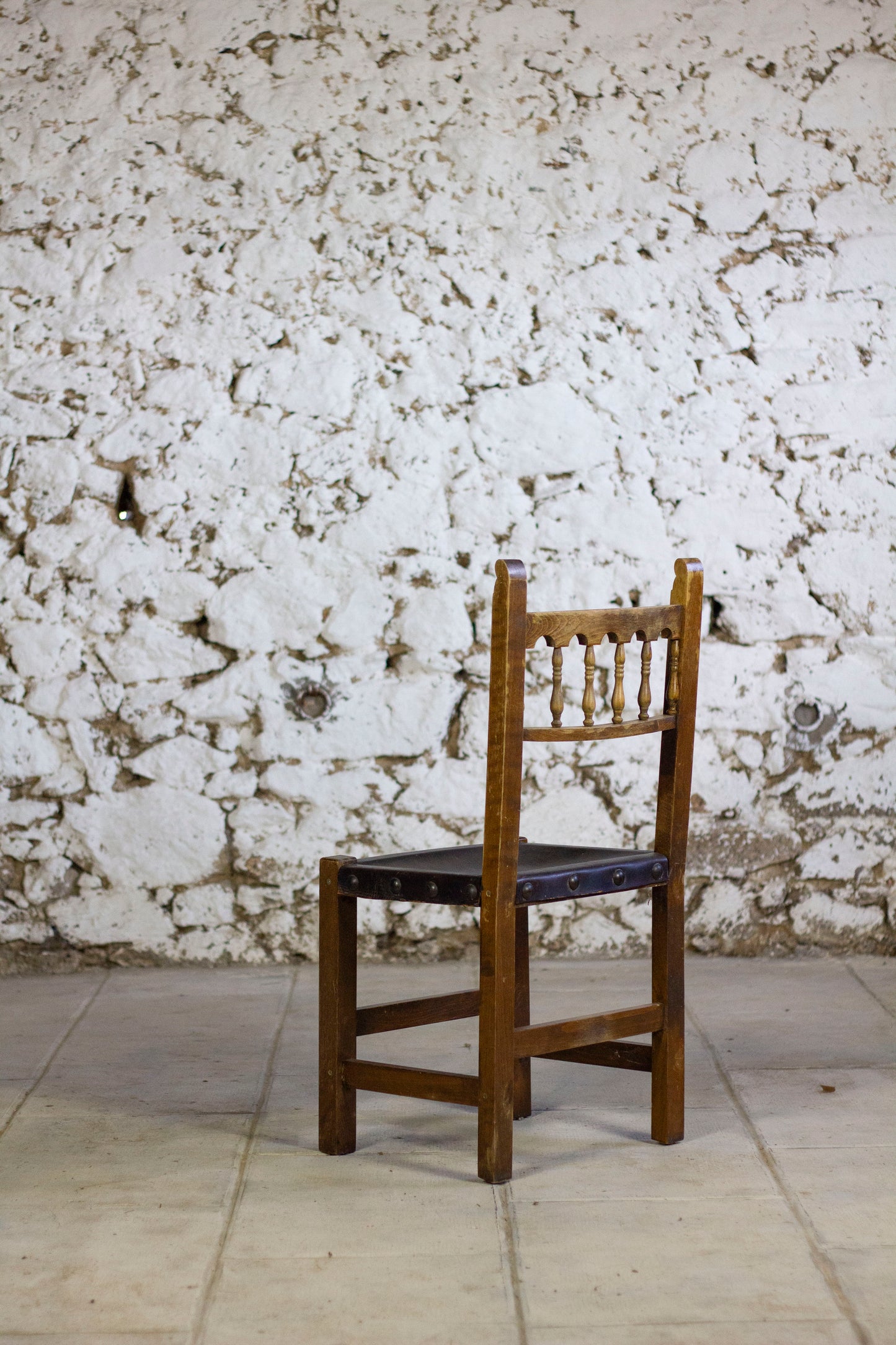 Chaise espagnole brutaliste en chêne et cuir
