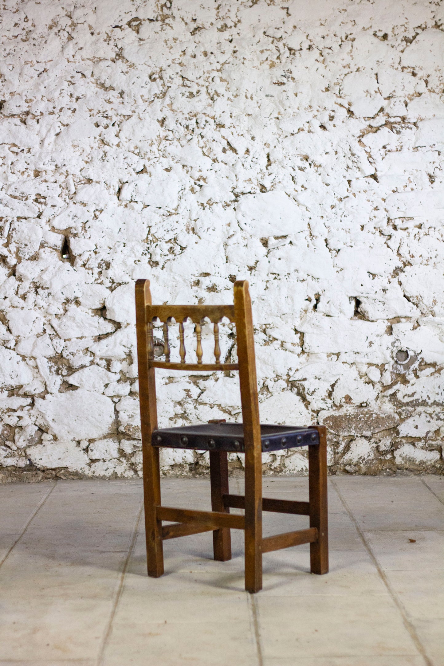 Chaise espagnole brutaliste en chêne et cuir