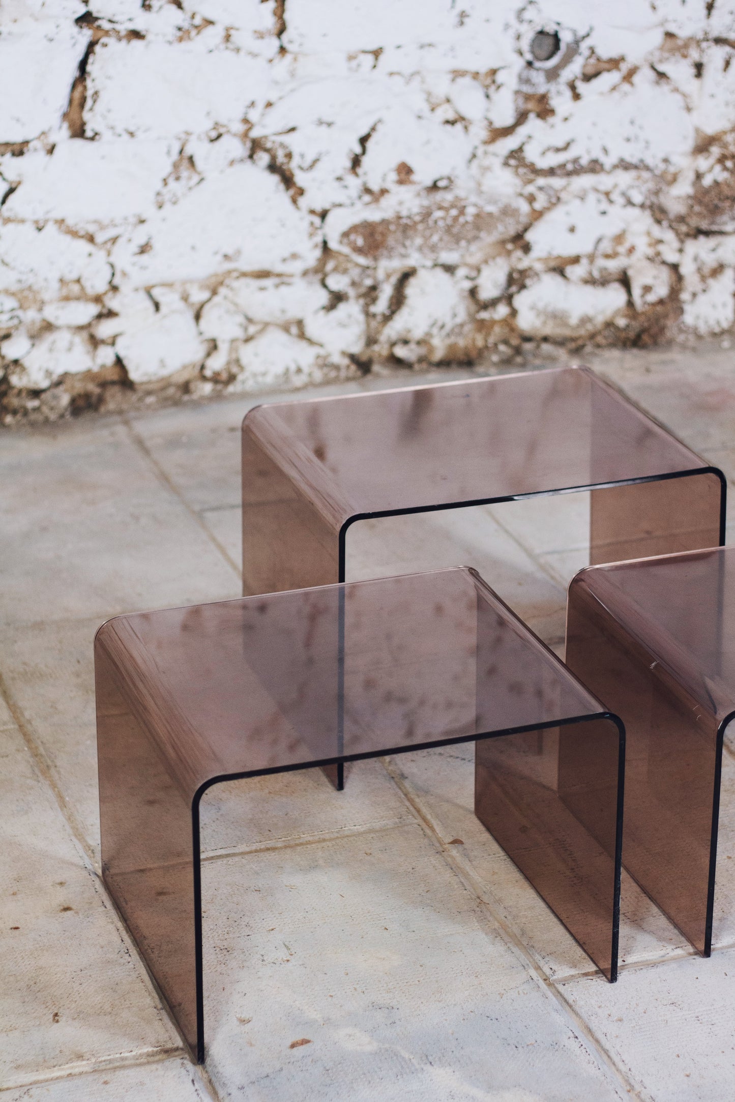 Trois tables gigognes en plexiglas fumé, 1970