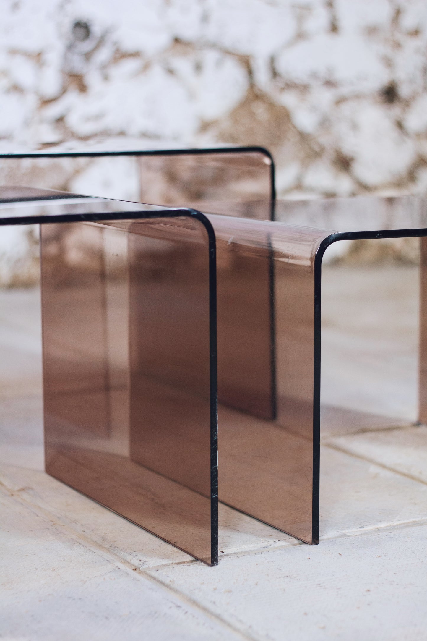 Trois tables gigognes en plexiglas fumé, 1970