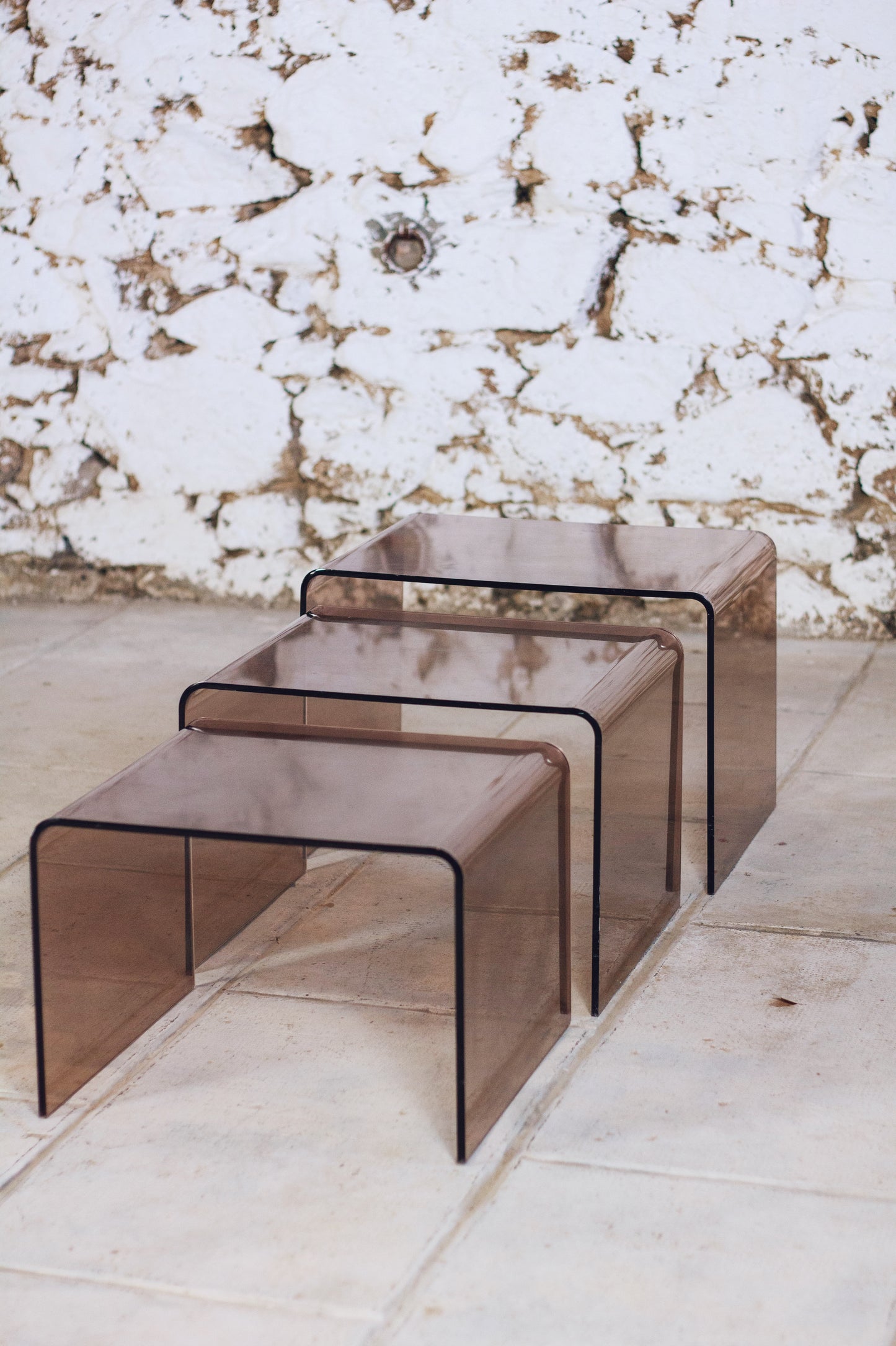 Trois tables gigognes en plexiglas fumé, 1970