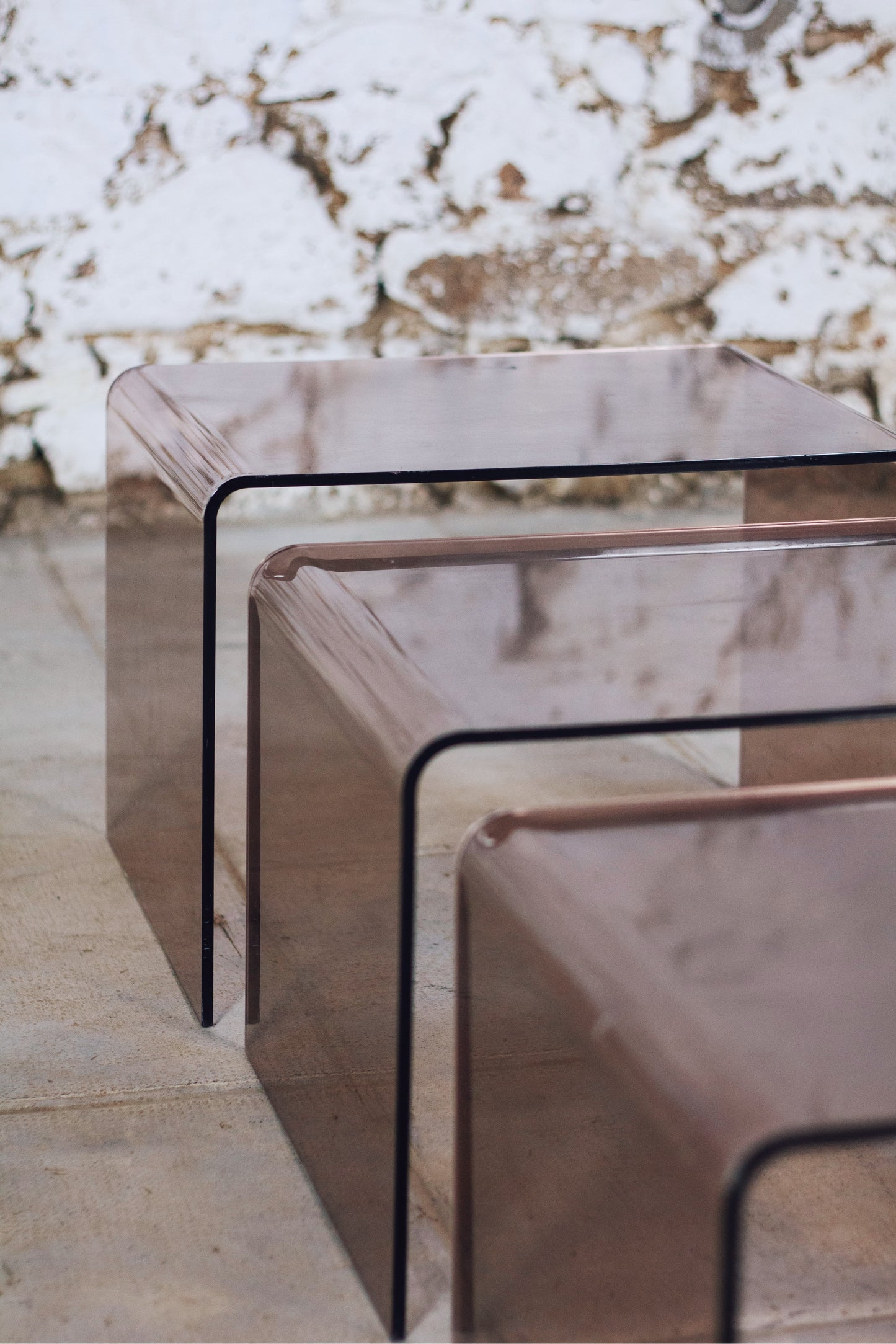 Trois tables gigognes en plexiglas fumé, 1970