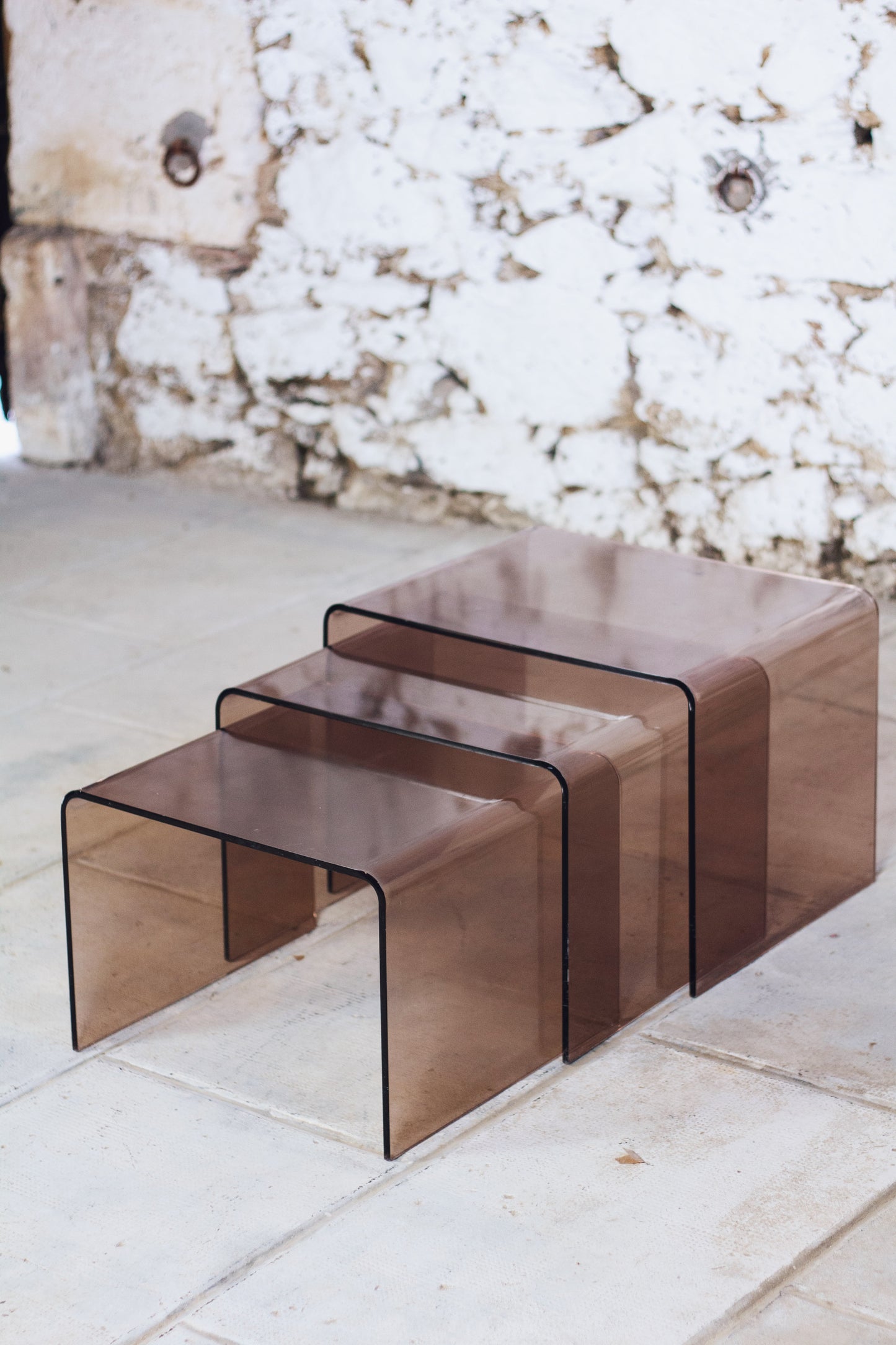 Trois tables gigognes en plexiglas fumé, 1970