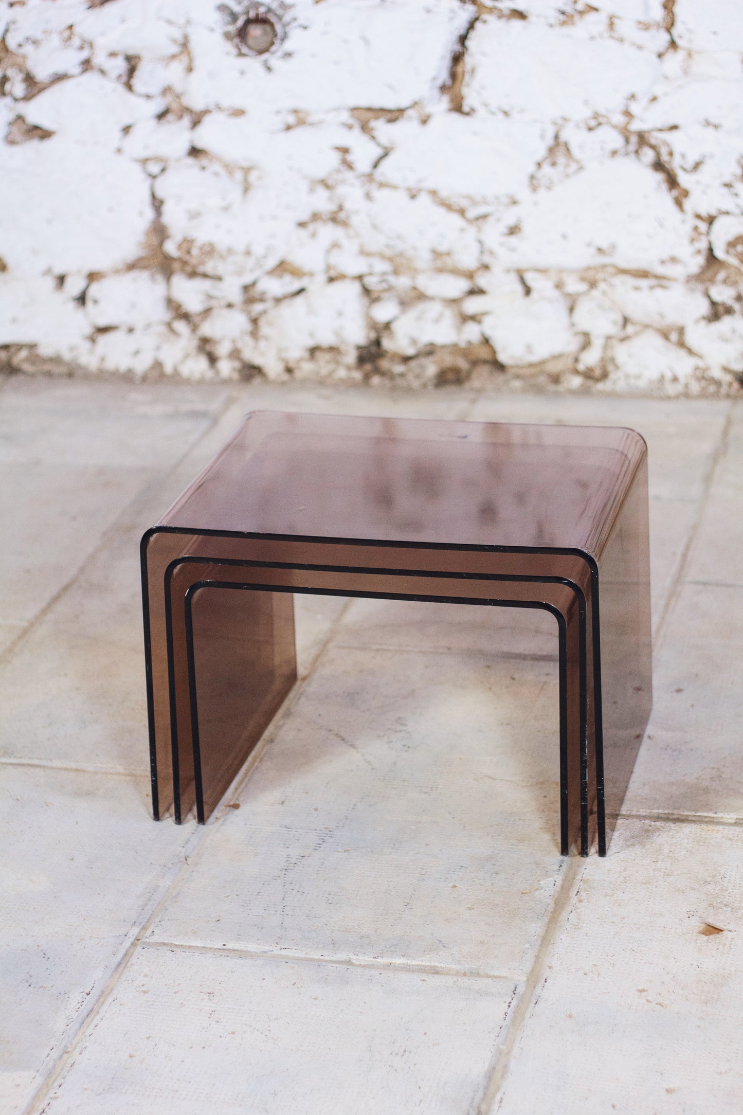 Trois tables gigognes en plexiglas fumé, 1970