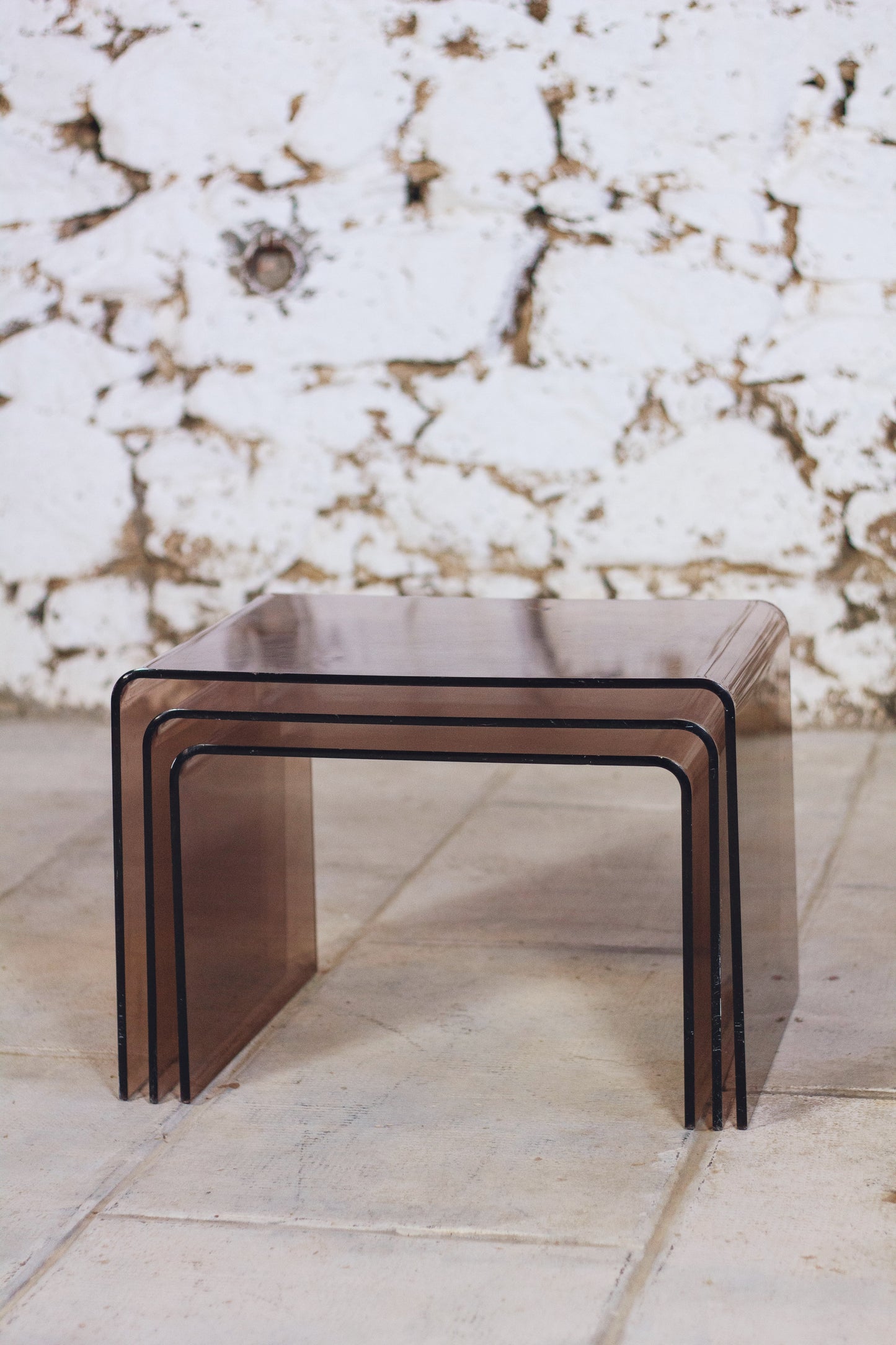 Trois tables gigognes en plexiglas fumé, 1970