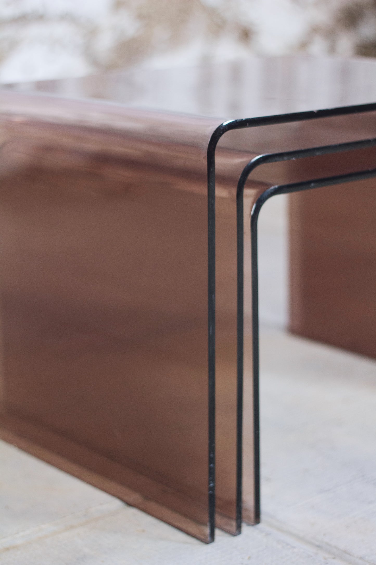 Trois tables gigognes en plexiglas fumé, 1970