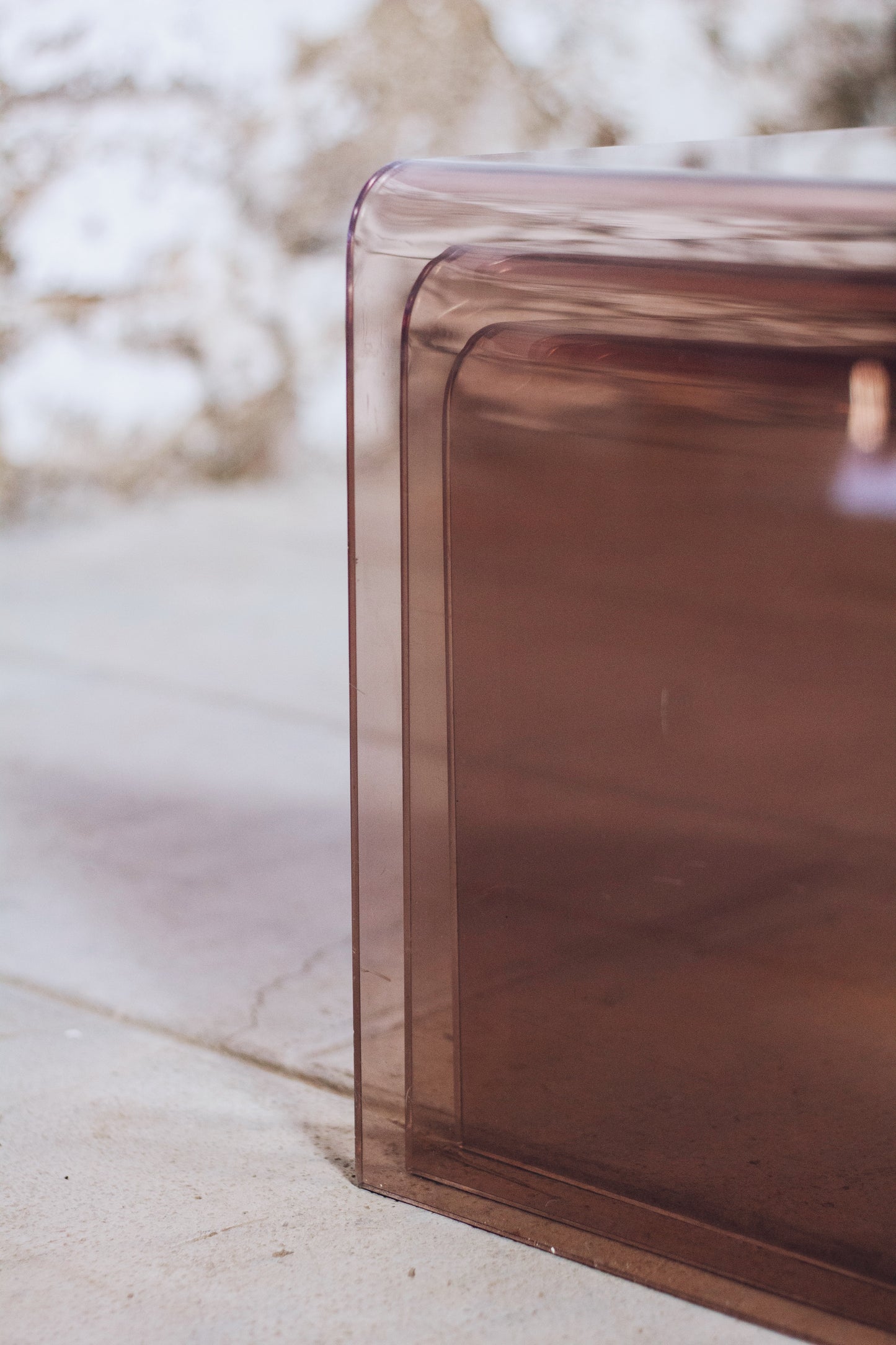 Trois tables gigognes en plexiglas fumé, 1970