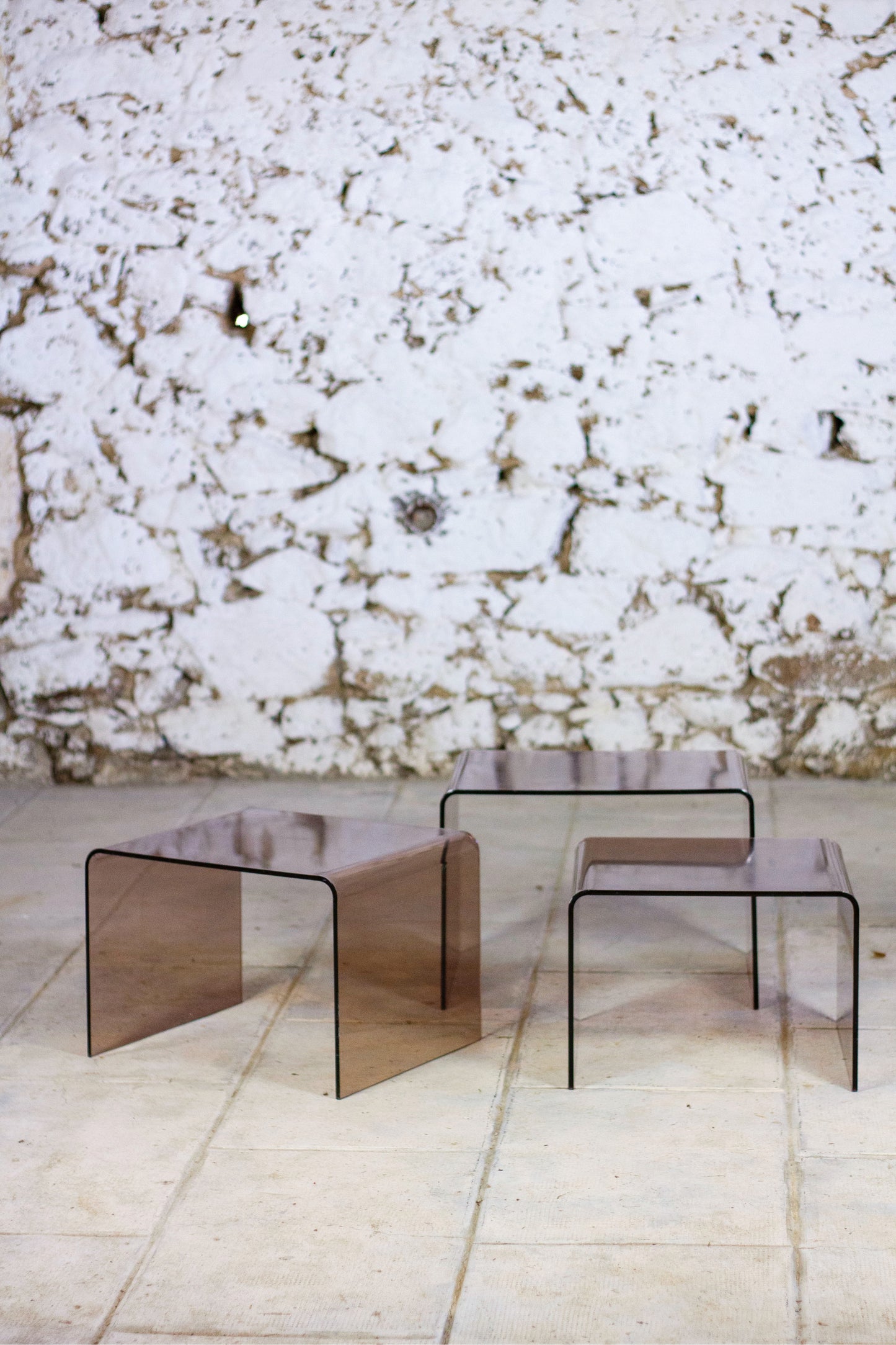Trois tables gigognes en plexiglas fumé, 1970