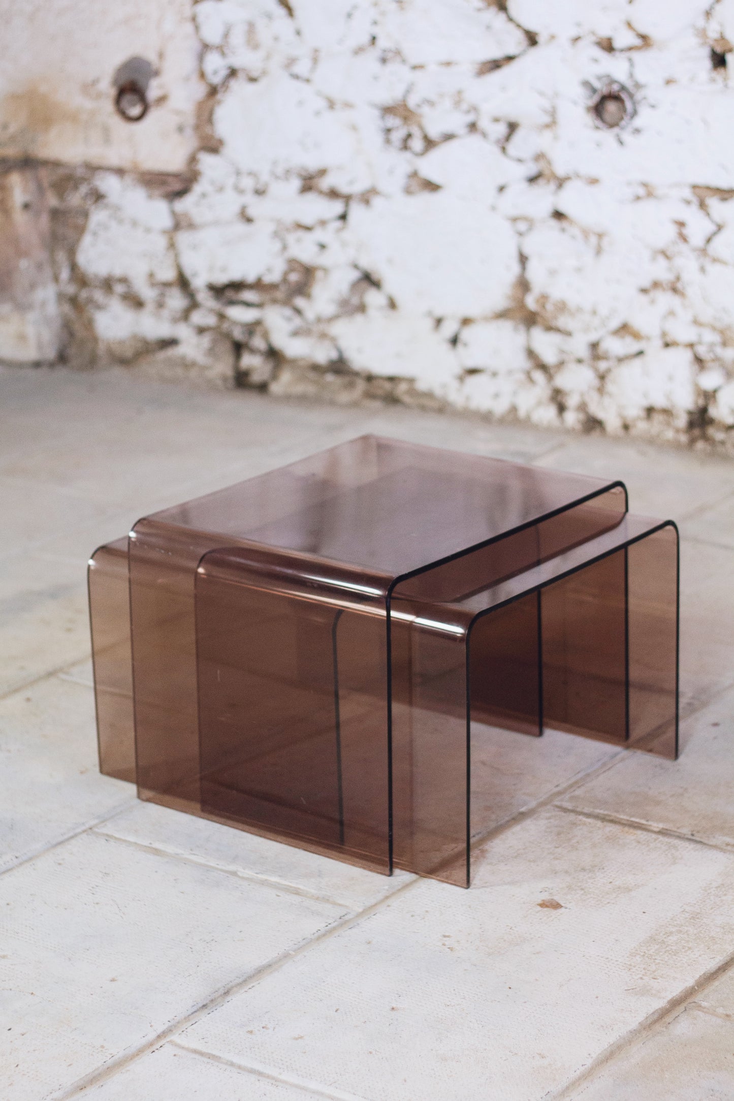 Trois tables gigognes en plexiglas fumé, 1970