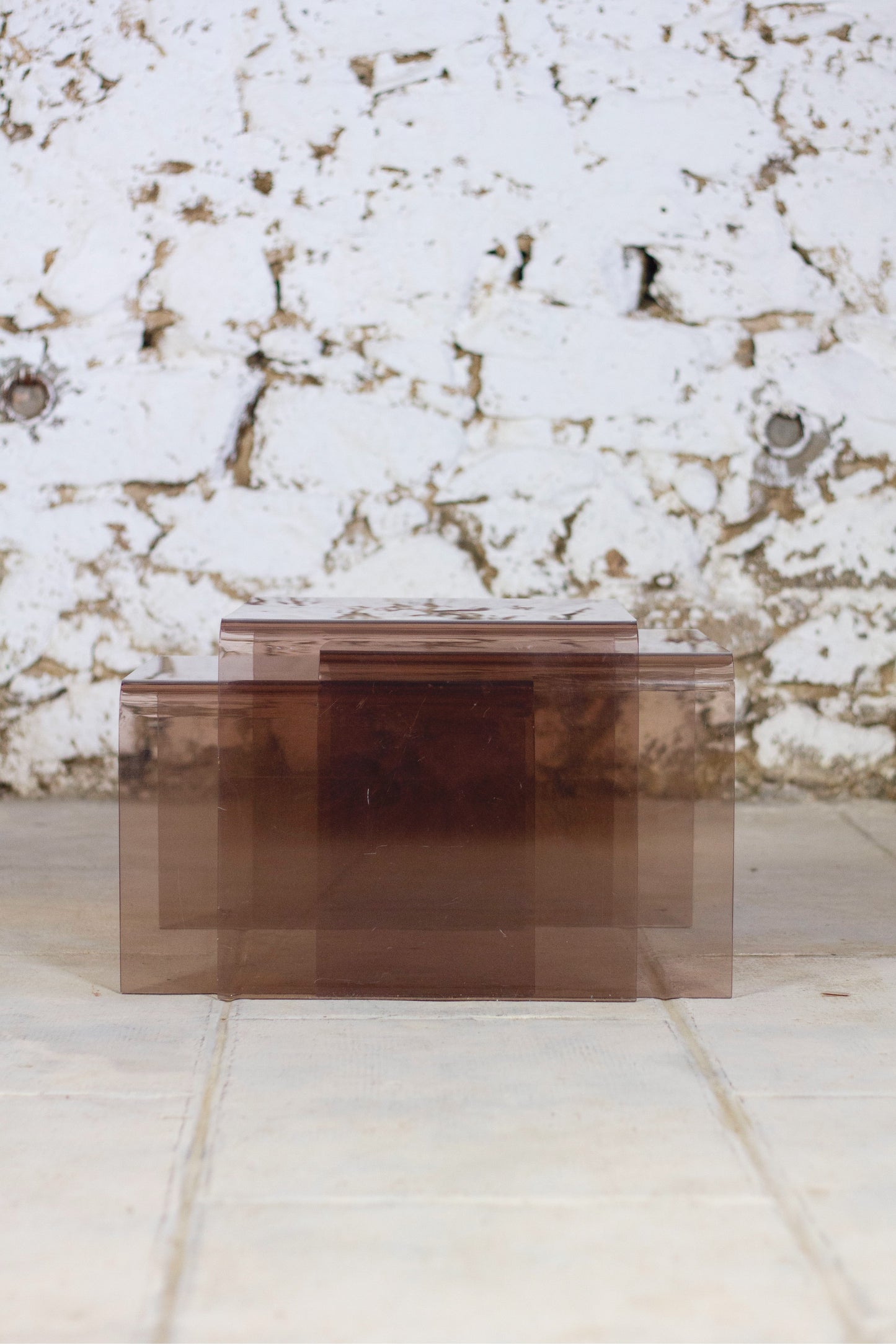 Trois tables gigognes en plexiglas fumé, 1970