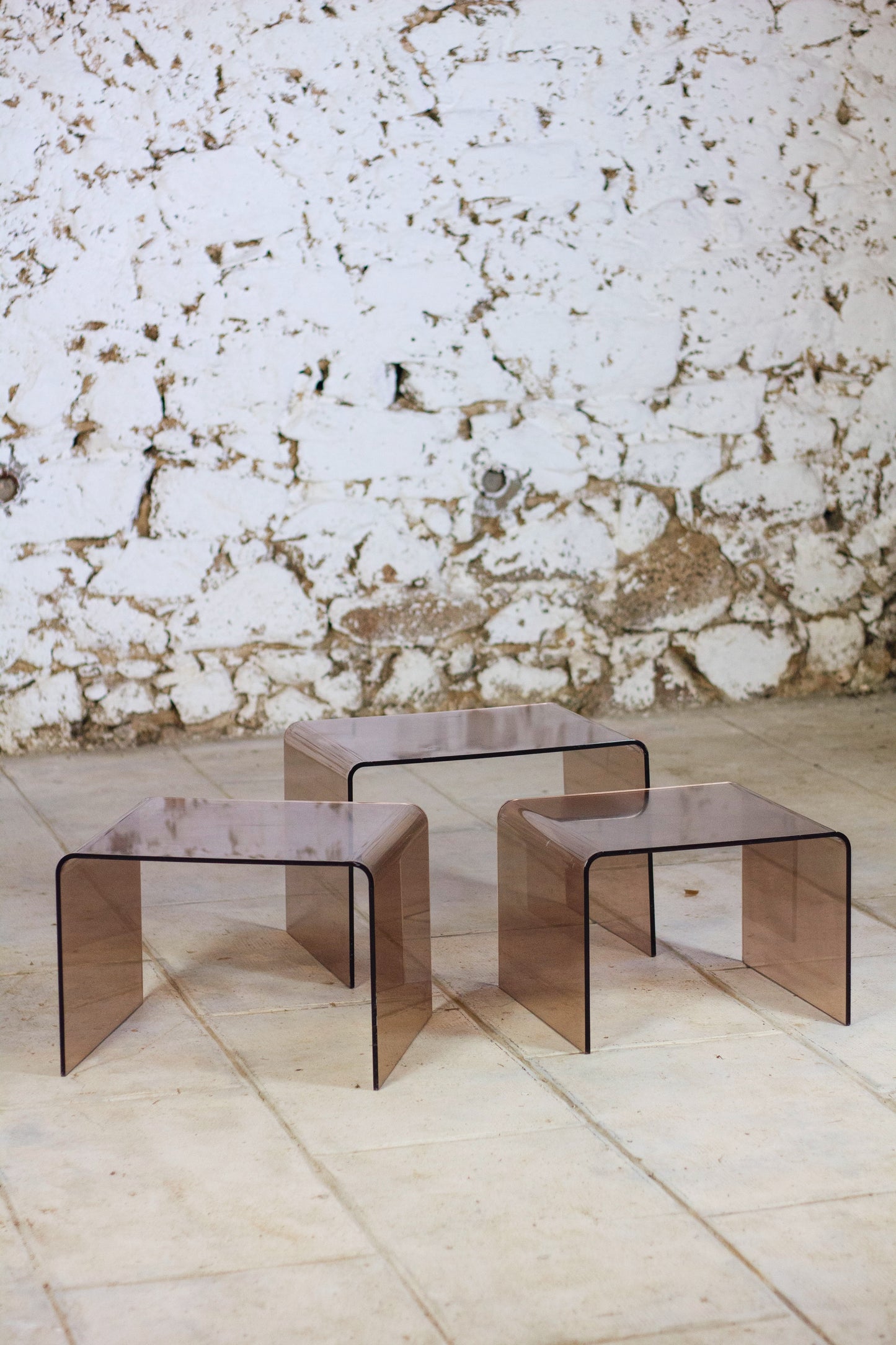 Trois tables gigognes en plexiglas fumé, 1970