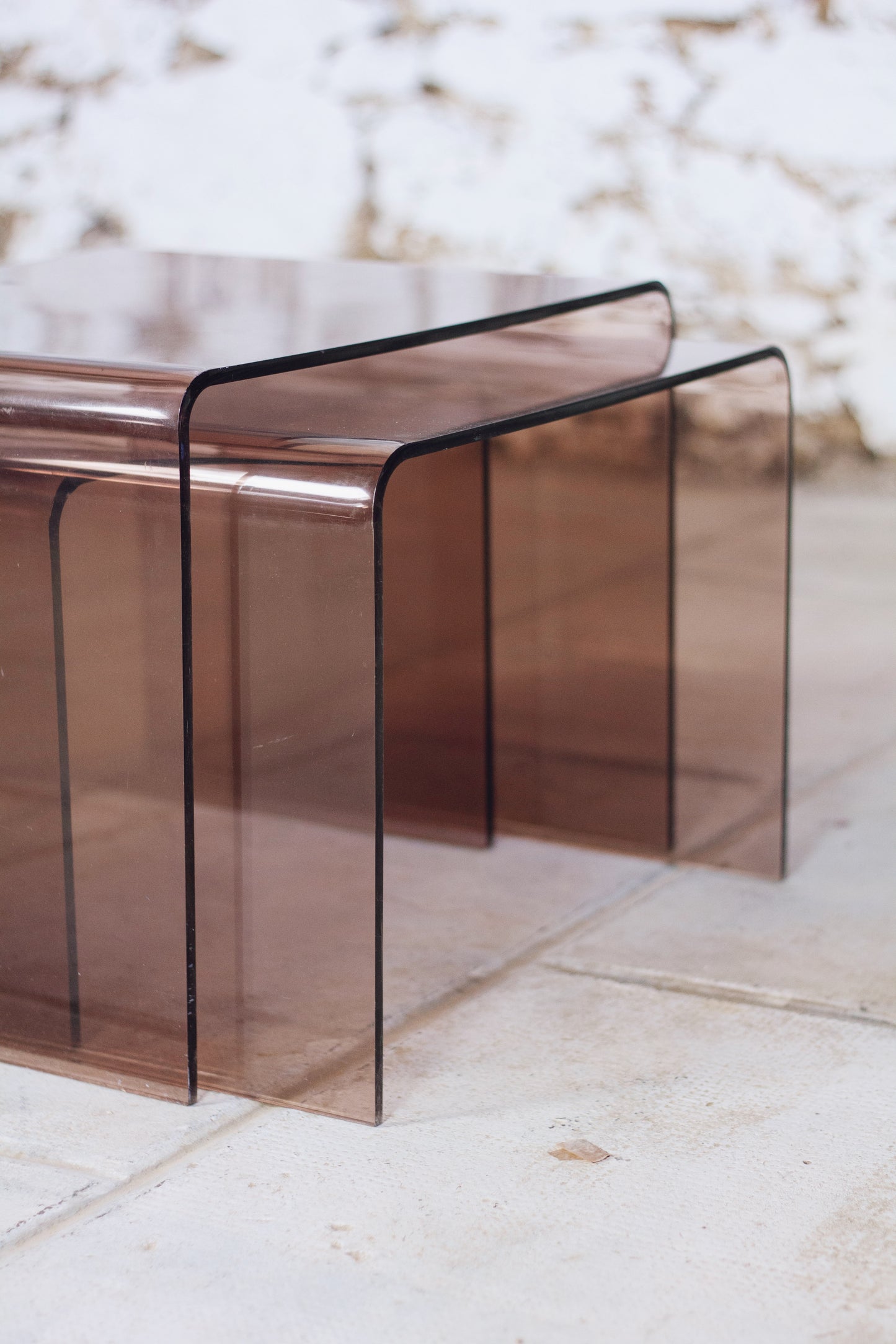 Trois tables gigognes en plexiglas fumé, 1970