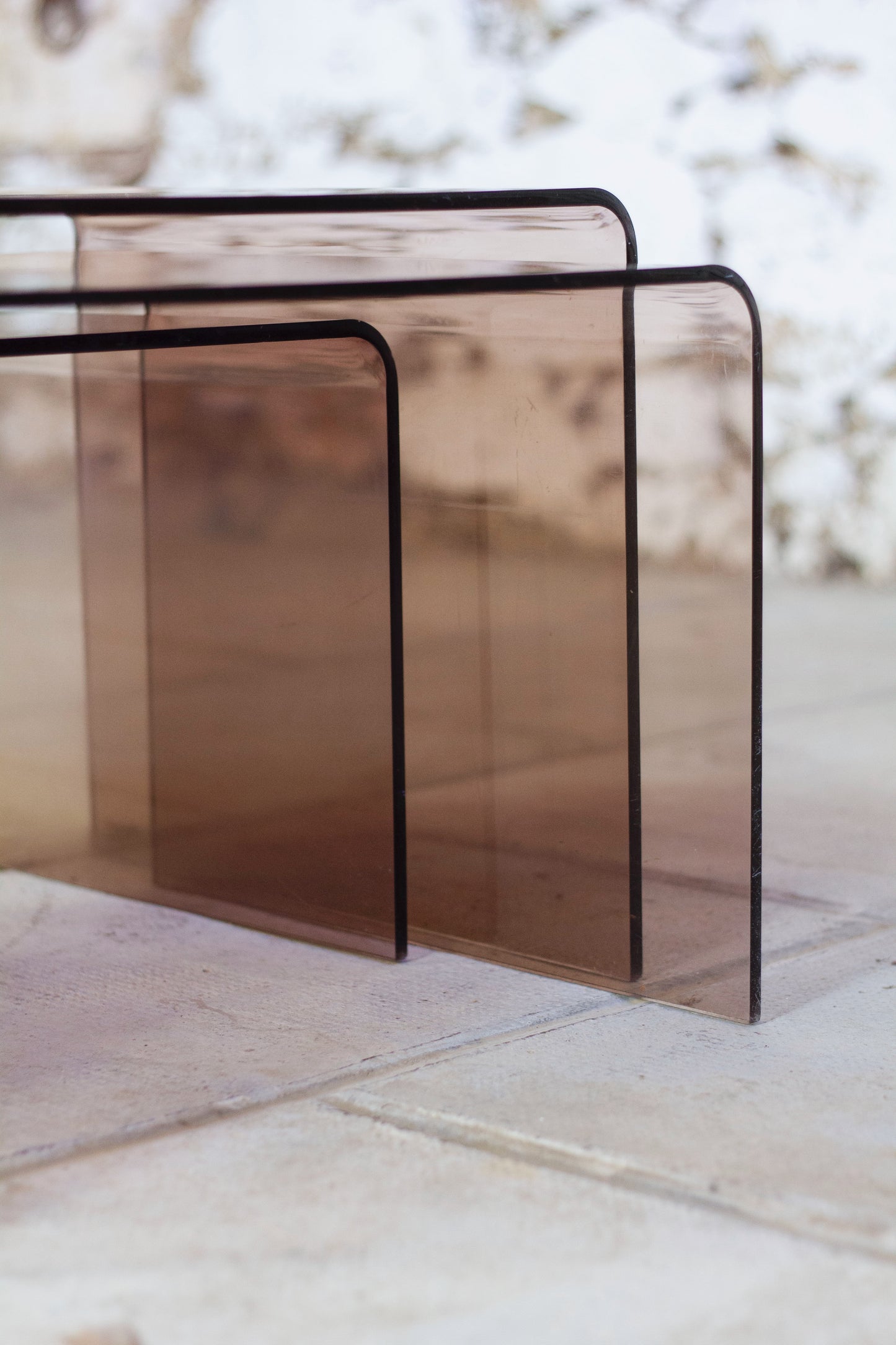 Trois tables gigognes en plexiglas fumé, 1970